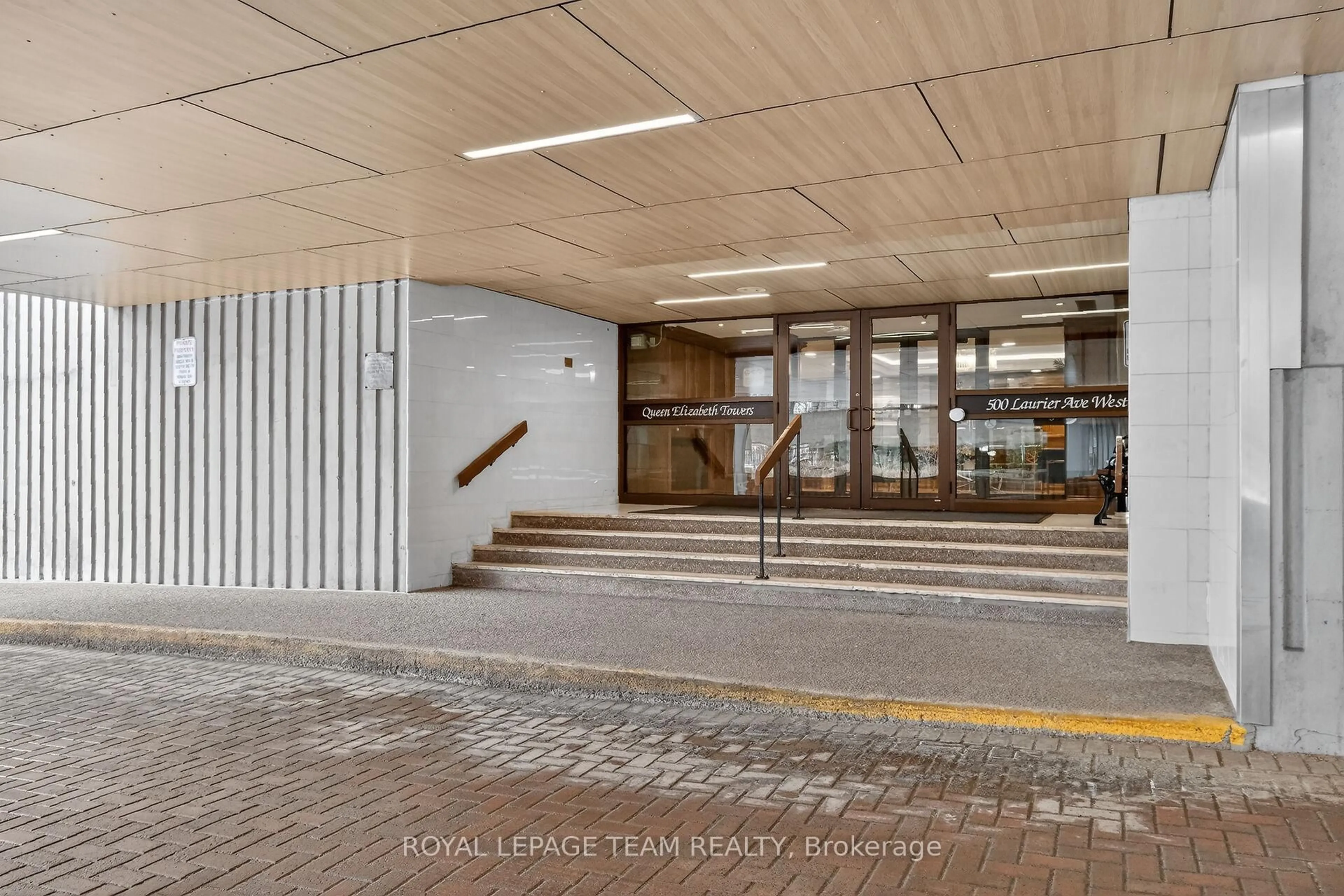 Indoor foyer for 500 Laurier Ave #609, Ottawa Ontario K1R 5E1