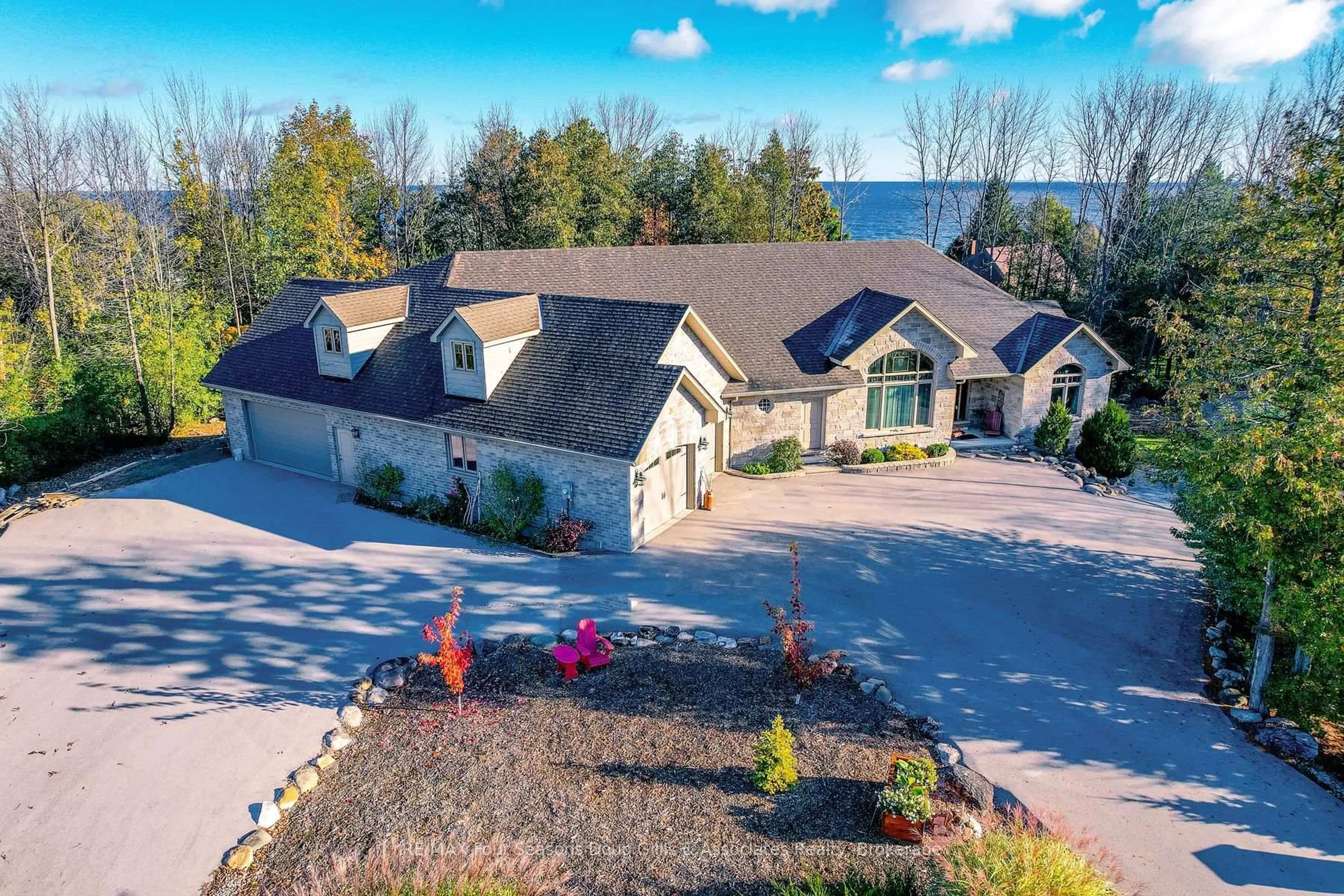A pic from outside/outdoor area/front of a property/back of a property/a pic from drone, water/lake/river/ocean view for 135 Algonquin Dr, Meaford Ontario N4L 0A7