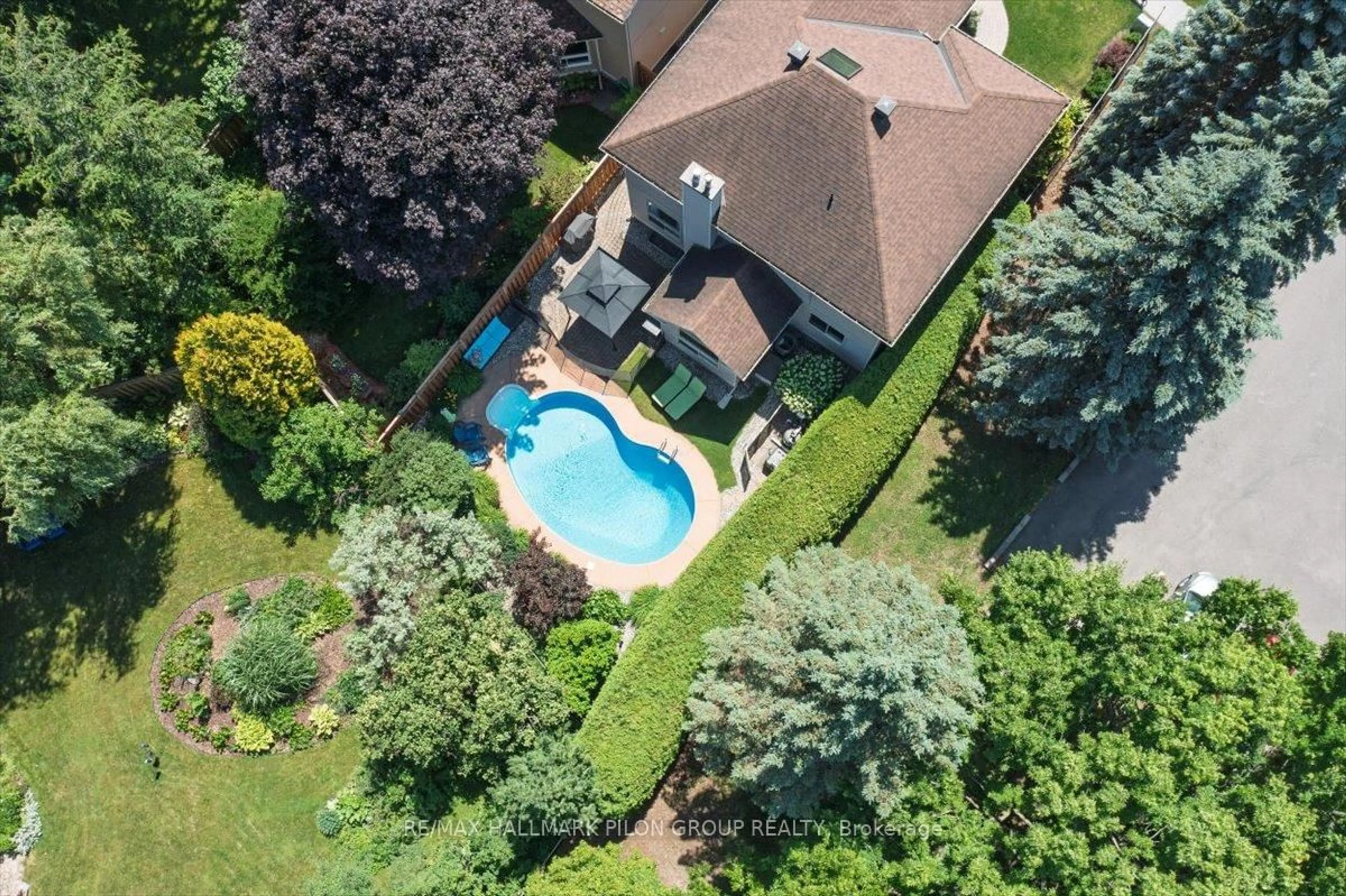 A pic from outside/outdoor area/front of a property/back of a property/a pic from drone, street for 6109 Silverbirch St, Ottawa Ontario K1W 1C5