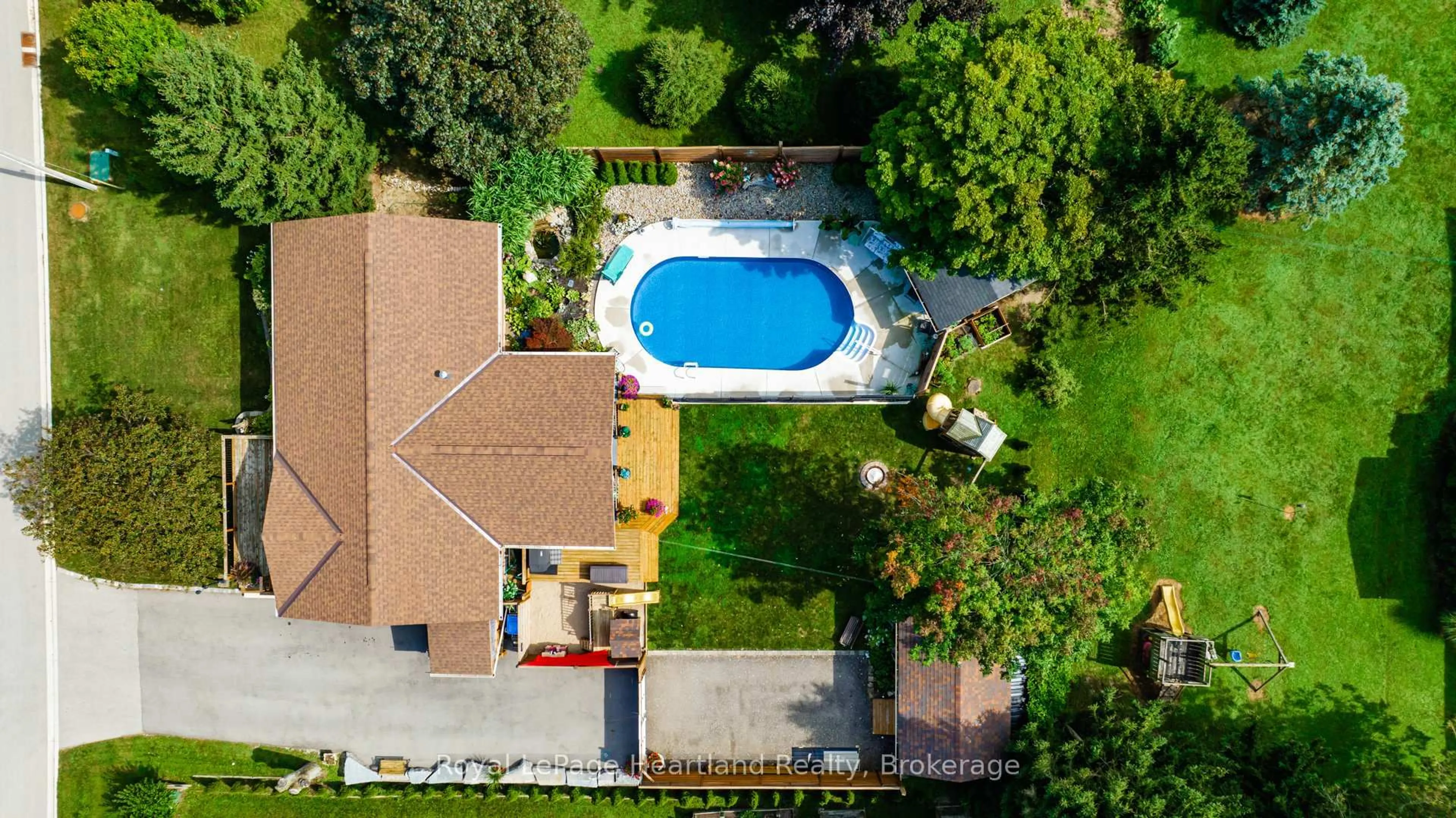 A pic from outside/outdoor area/front of a property/back of a property/a pic from drone, street for 30 North St, Huron East Ontario N0K 1G0