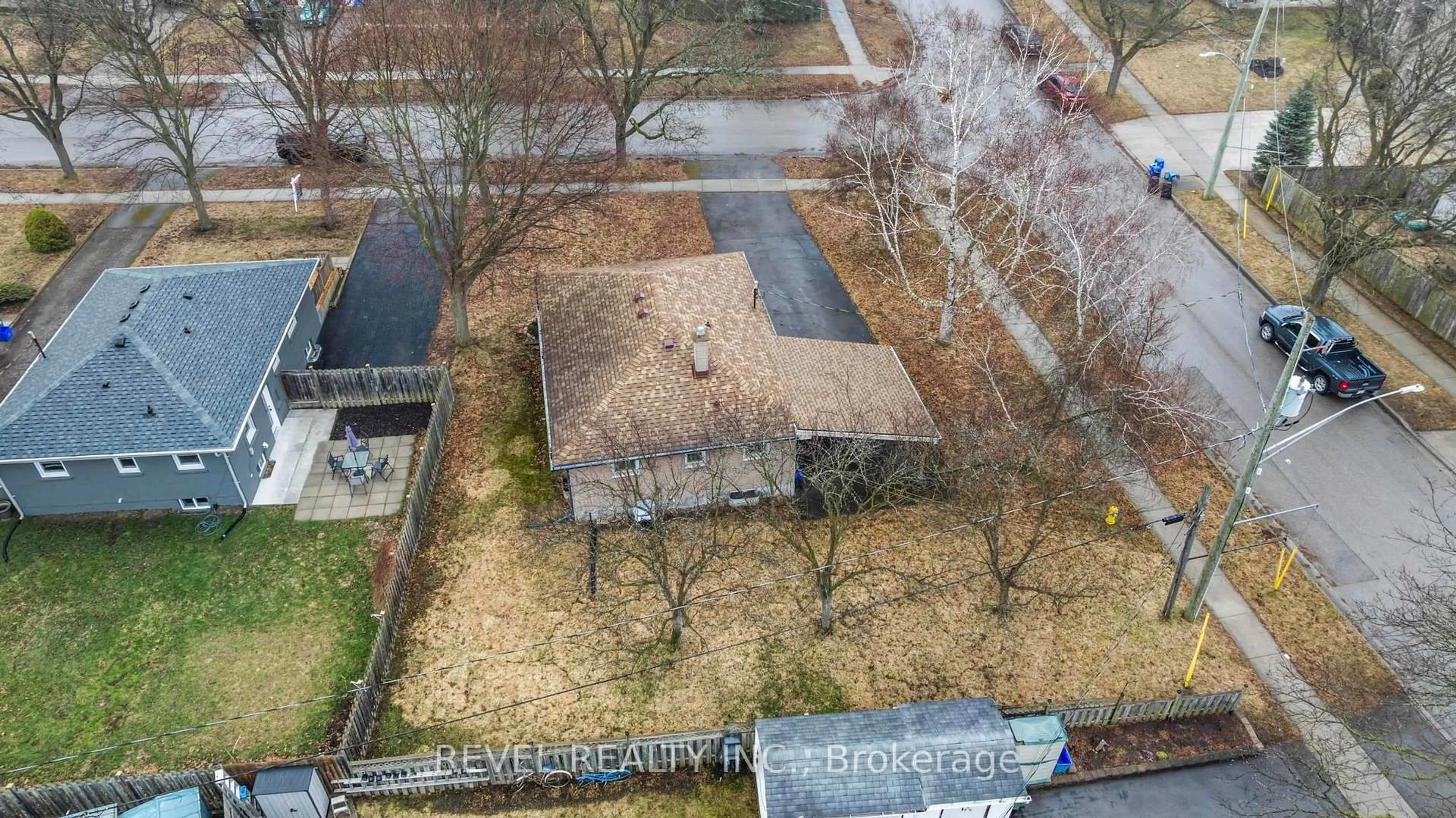 A pic from outside/outdoor area/front of a property/back of a property/a pic from drone, unknown for 1838 Royal Cres, London East Ontario N5W 2A8