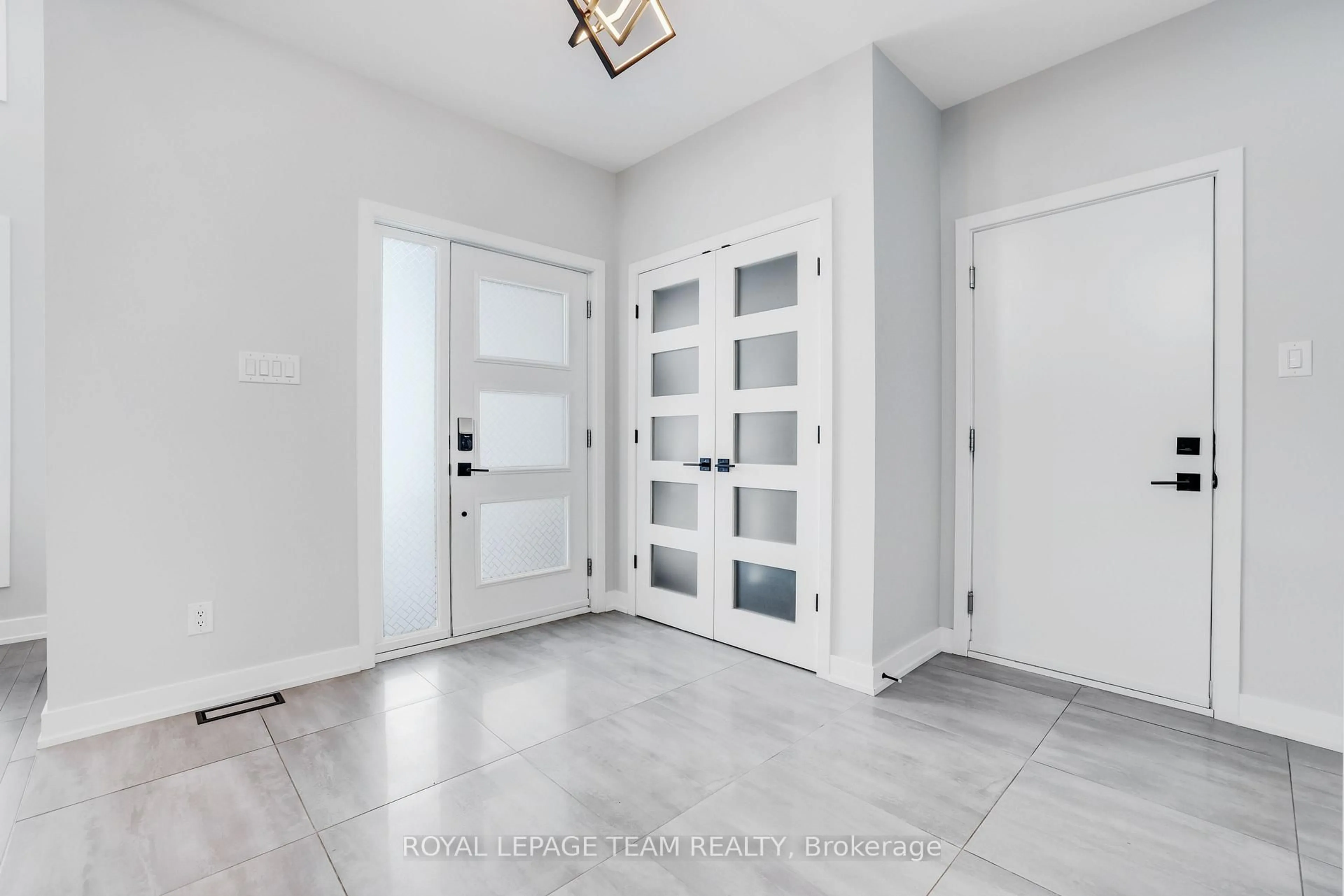 Indoor entryway for 406 Dore St, Casselman Ontario K0A 1M0