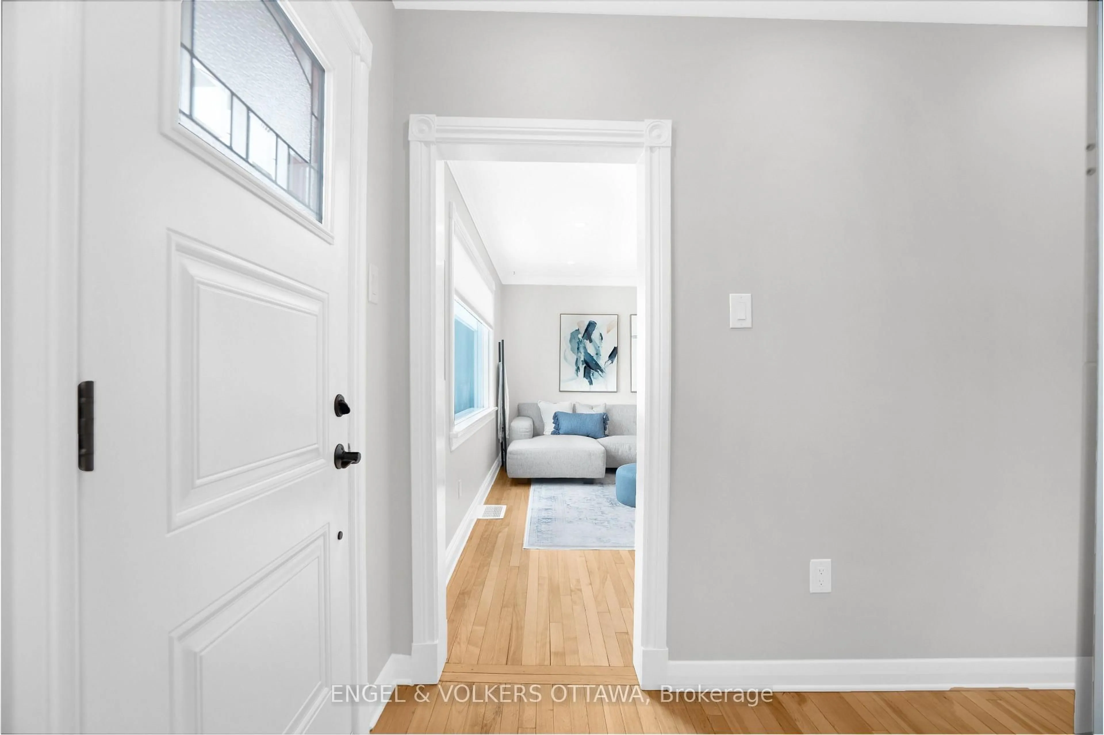 Indoor entryway for 42 Anna Ave, Ottawa Ontario K1Z 7T4