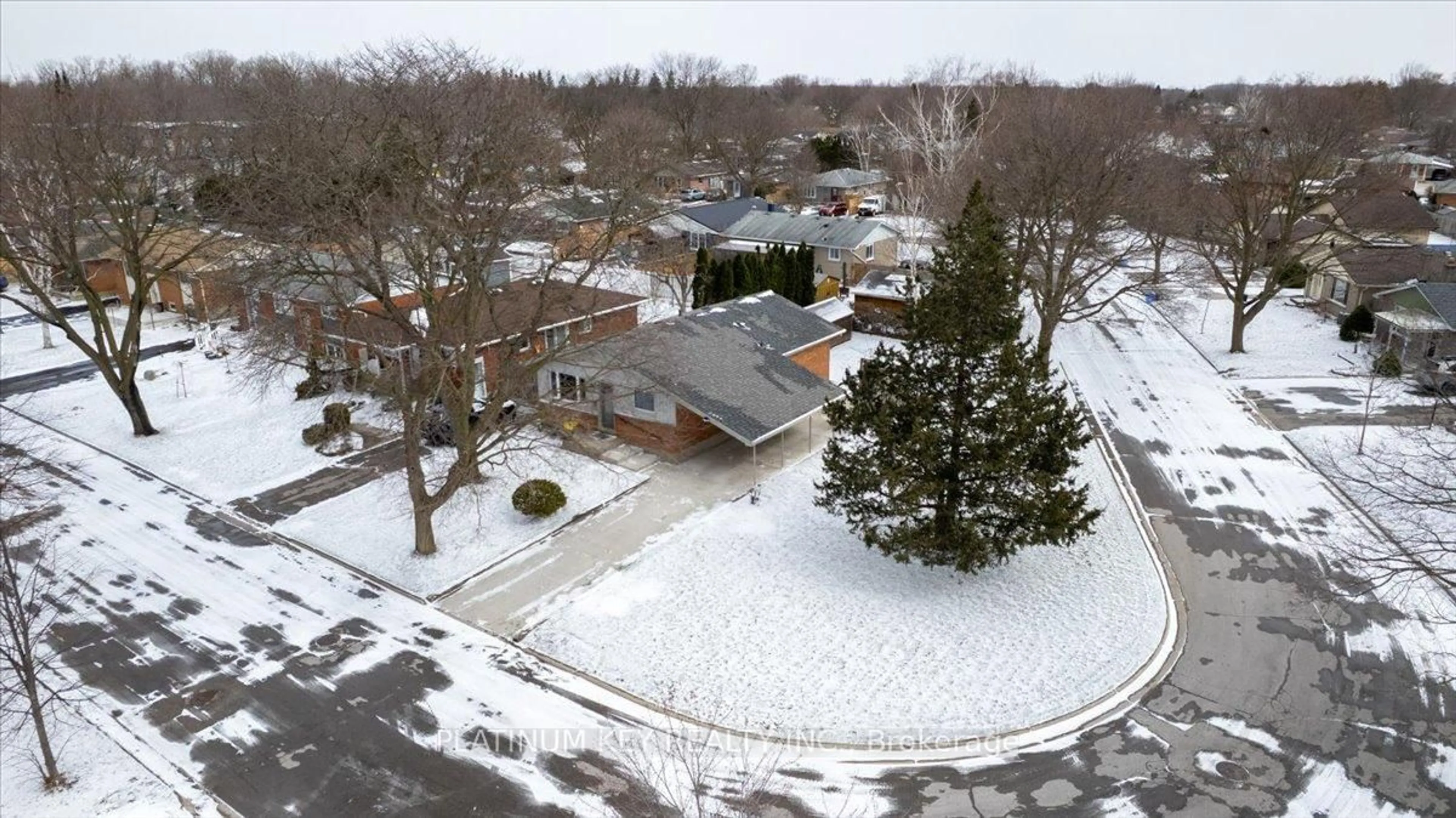 A pic from outside/outdoor area/front of a property/back of a property/a pic from drone, street for 42 Garland Cres, London East Ontario N5V 1N5