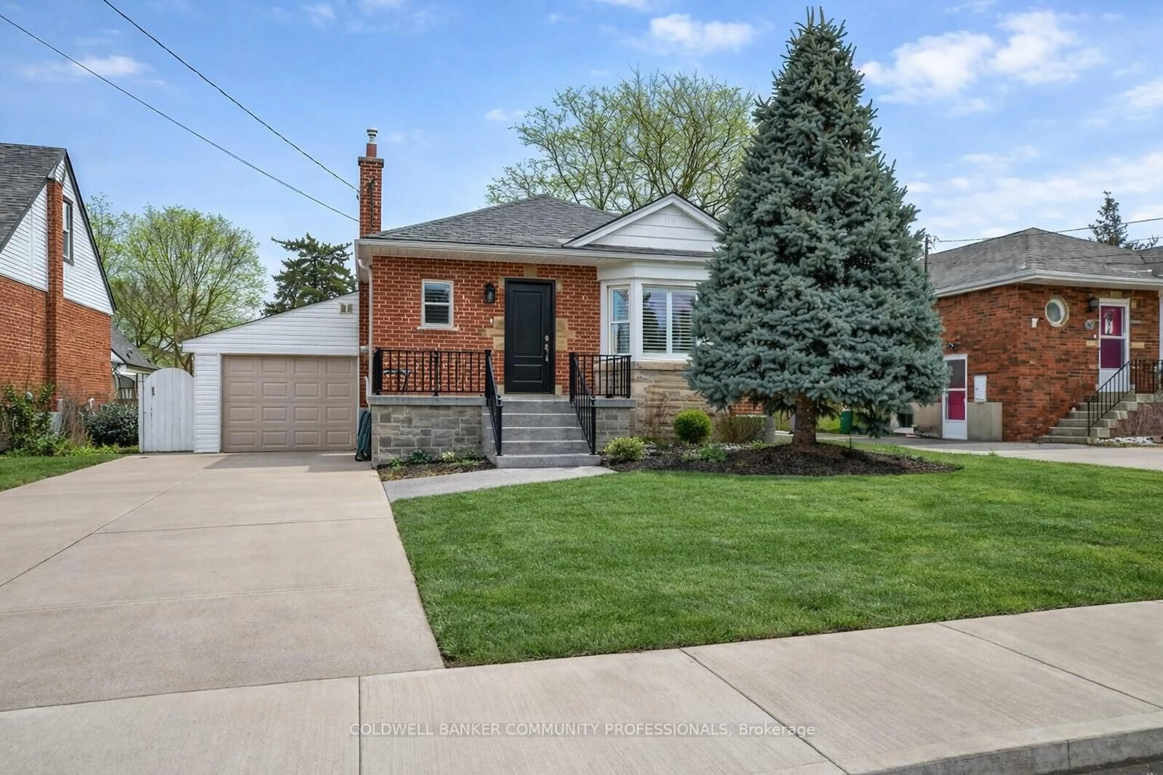 Home with brick exterior material, street for 237 East 32nd St, Hamilton Ontario L8V 3S3