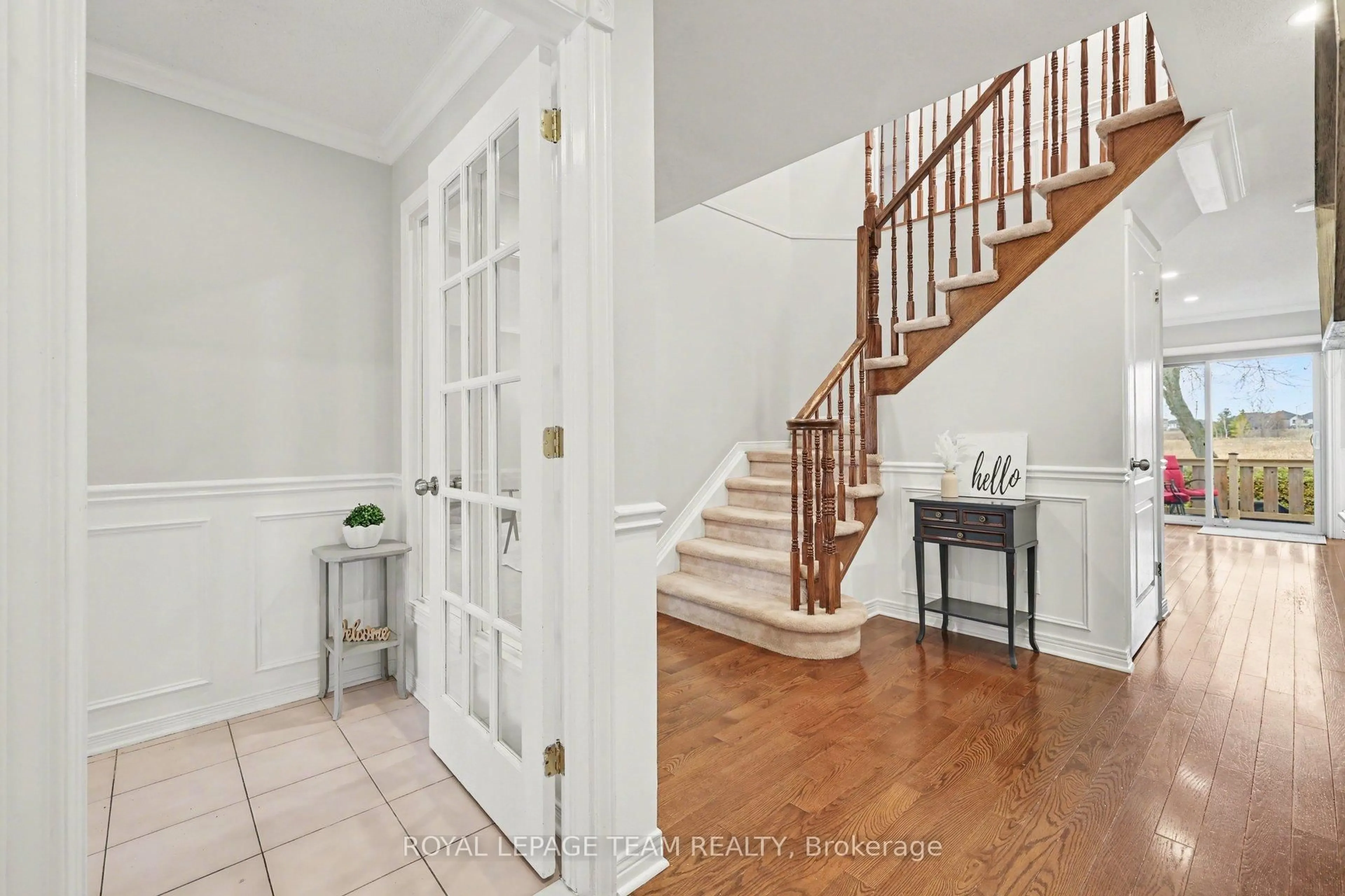 Indoor entryway for 36 Fernbrook Pl, Kanata Ontario K2M 2L8