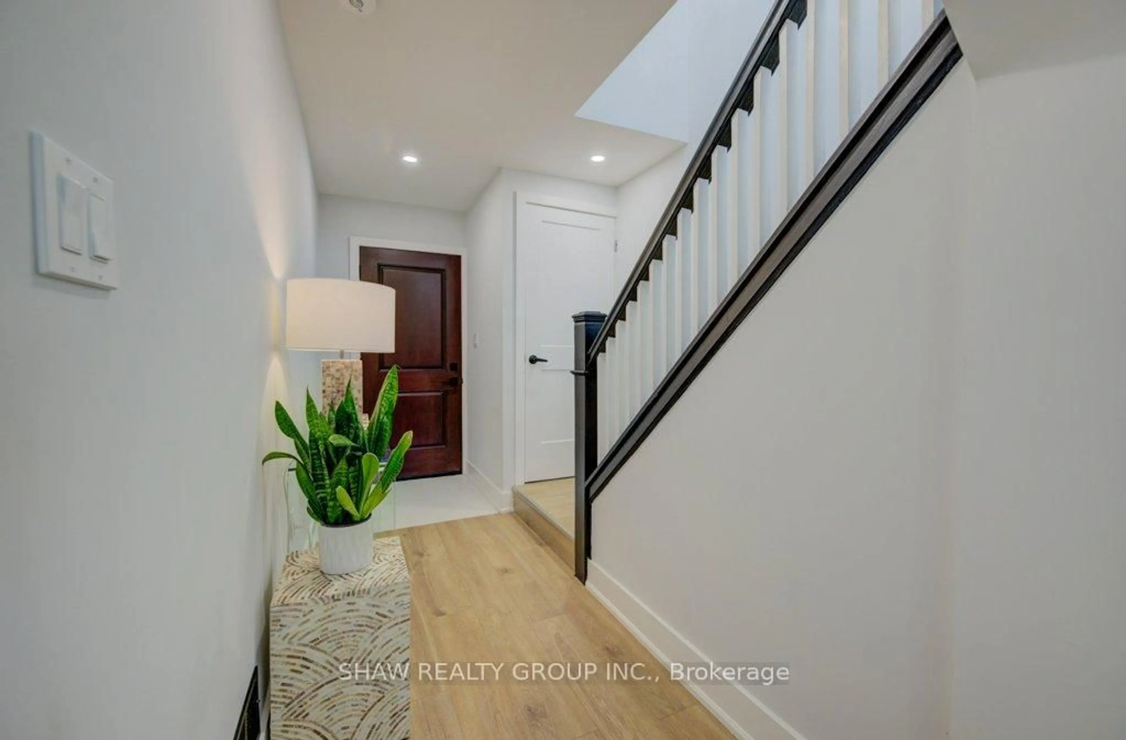 Indoor entryway for 28 Barons Ave, Hamilton Ontario L8K 2X9