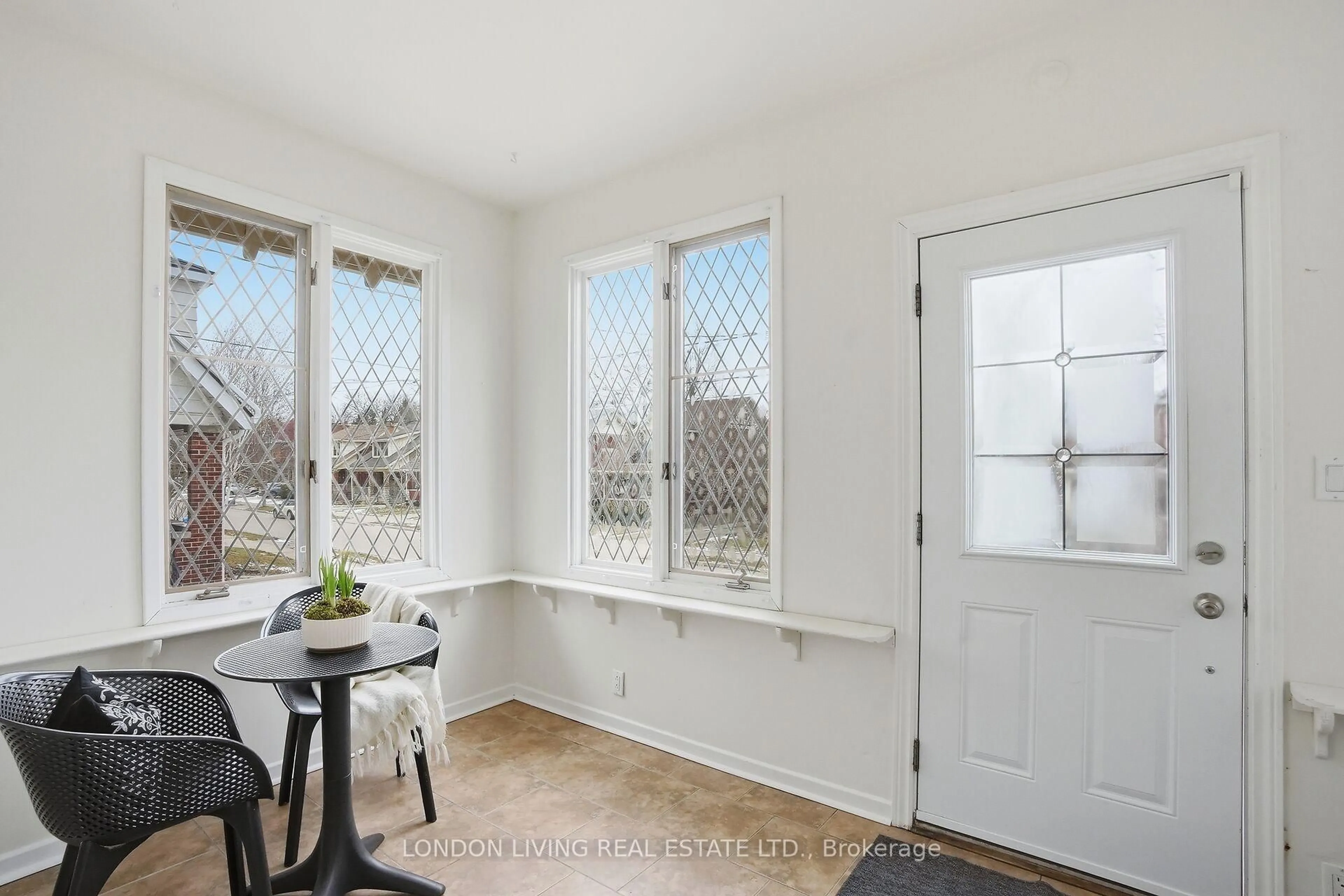 Indoor entryway for 271 Briscoe St, London South Ontario N6C 1X5