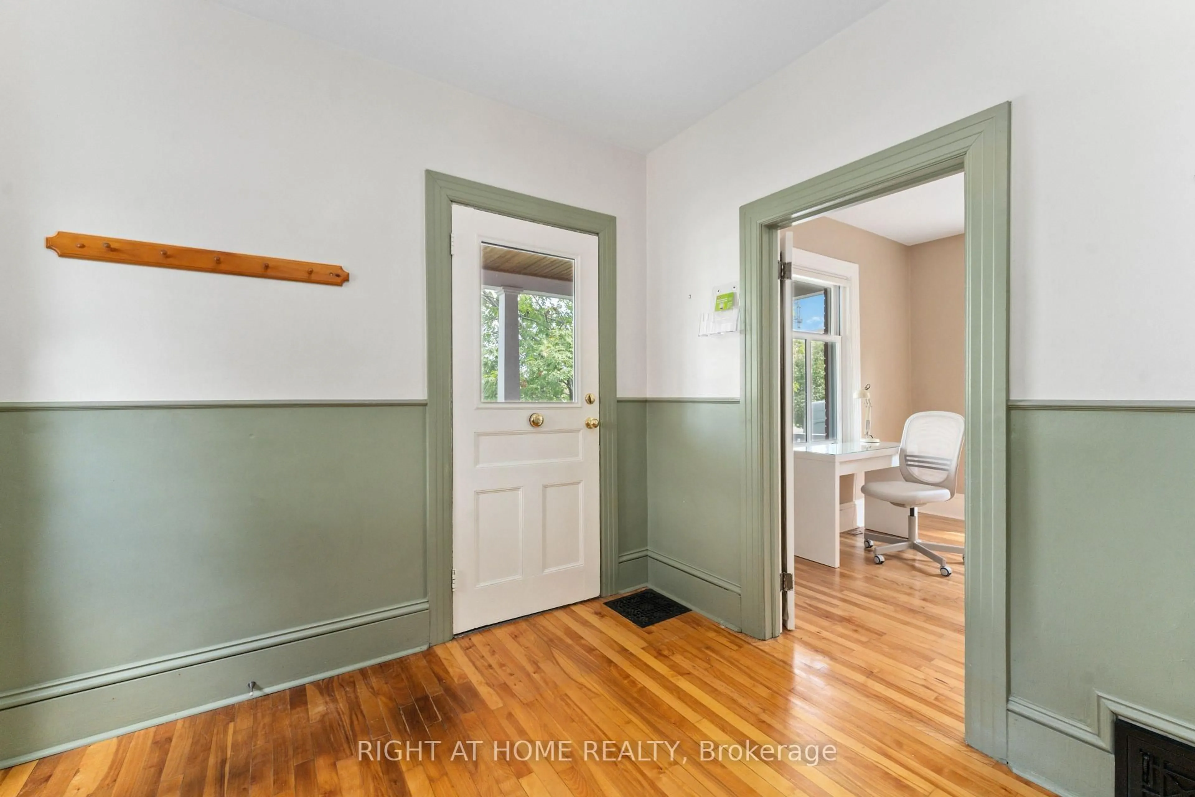 Indoor entryway for 284 Churchill Ave, Ottawa Ontario K1Z 5B6