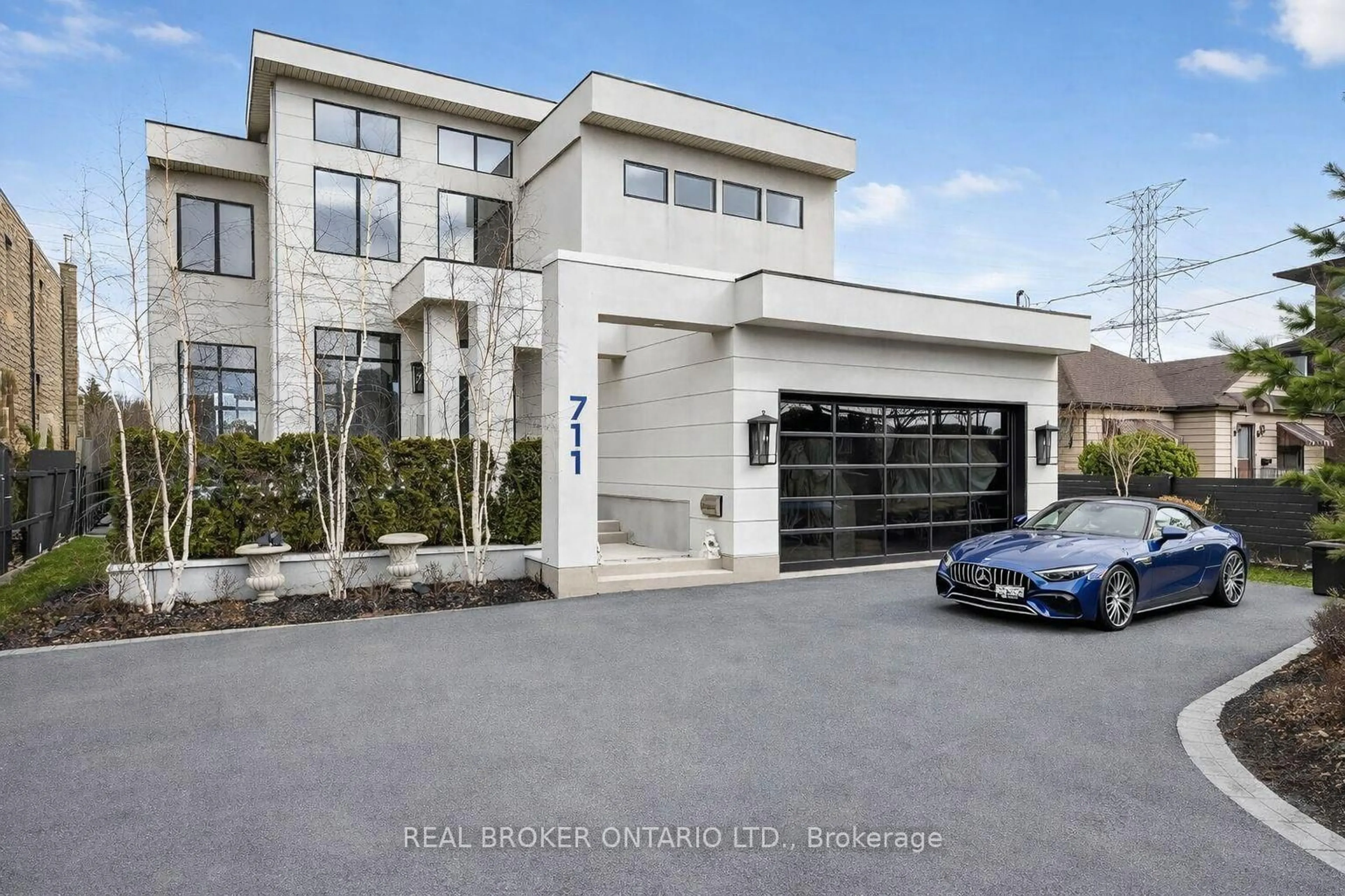 Indoor garage for 711 Beach Blvd, Hamilton Ontario L8H 6Y5