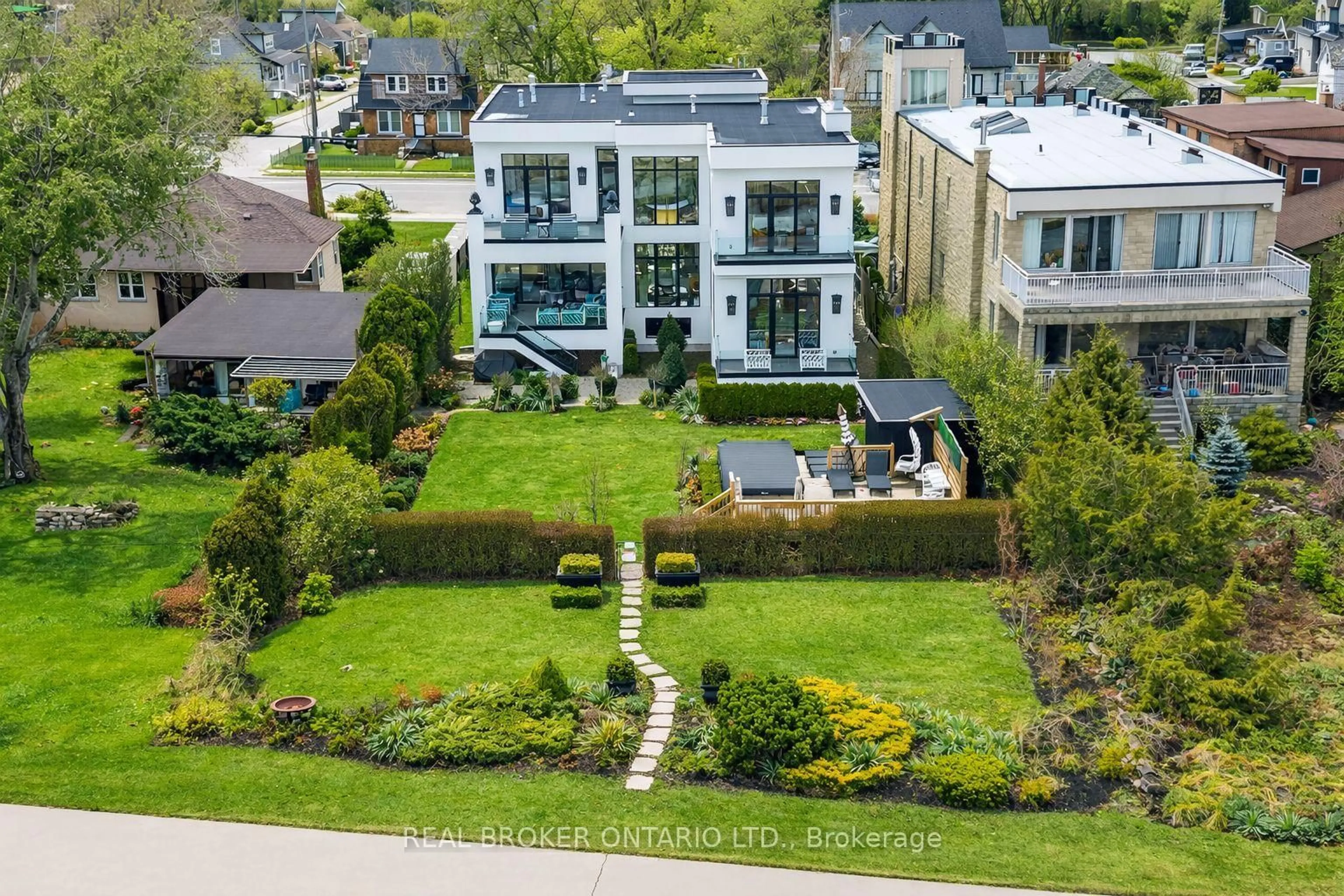 A pic from outside/outdoor area/front of a property/back of a property/a pic from drone, street for 711 Beach Blvd, Hamilton Ontario L8H 6Y5