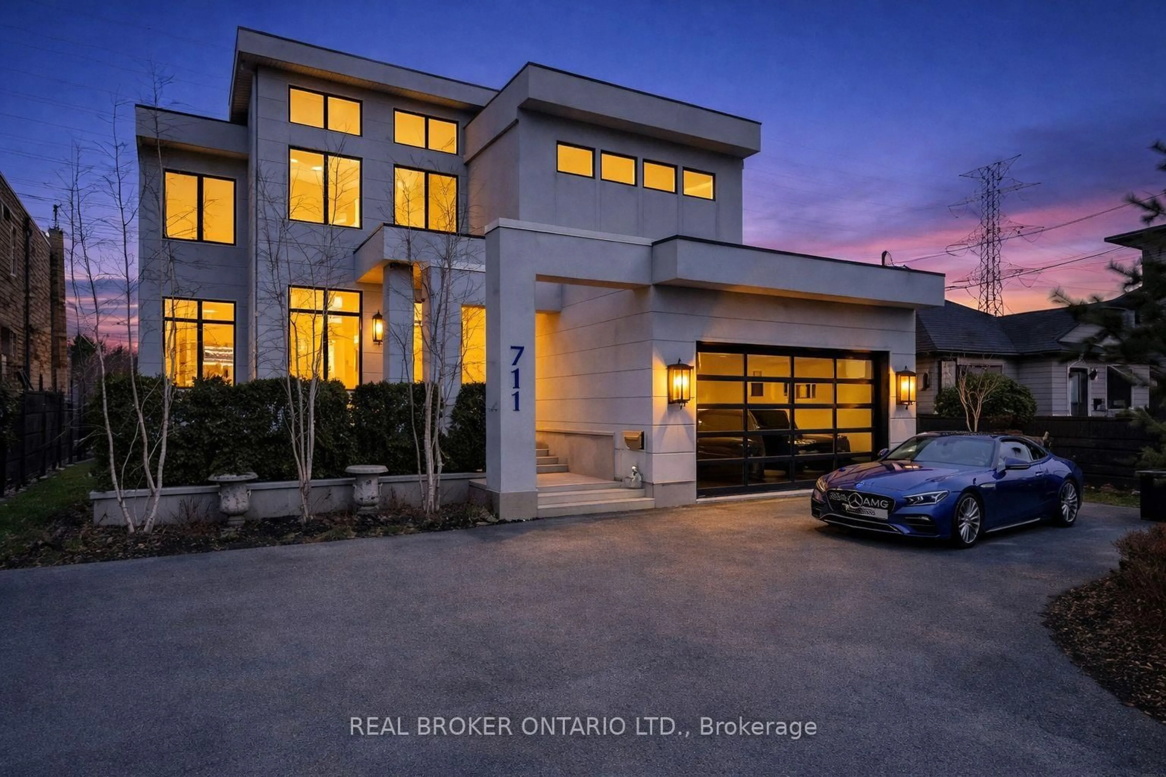 Indoor garage for 711 Beach Blvd, Hamilton Ontario L8H 6Y5