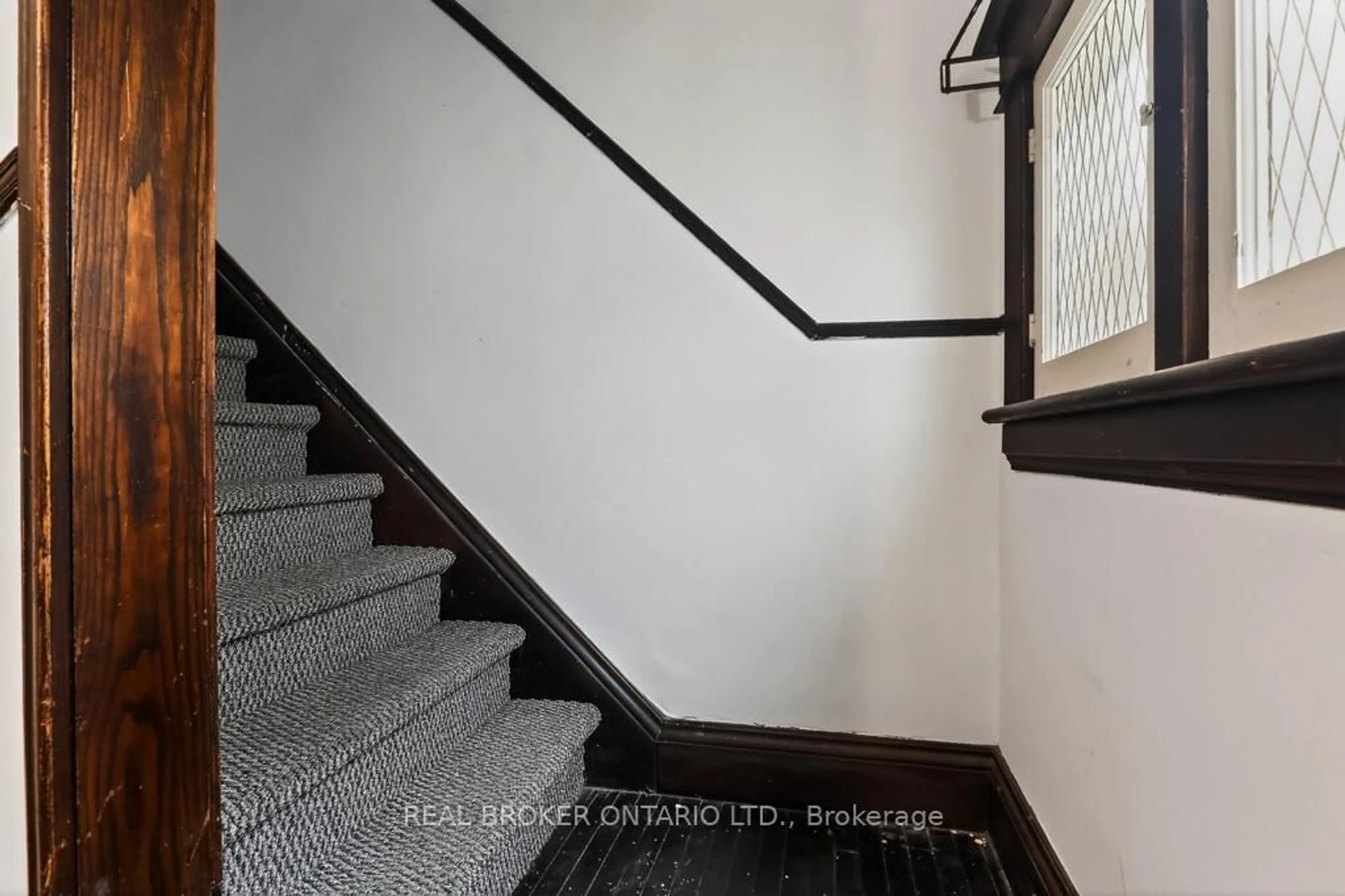 Stairs for 56 Regent St, Welland Ontario L3B 4H6