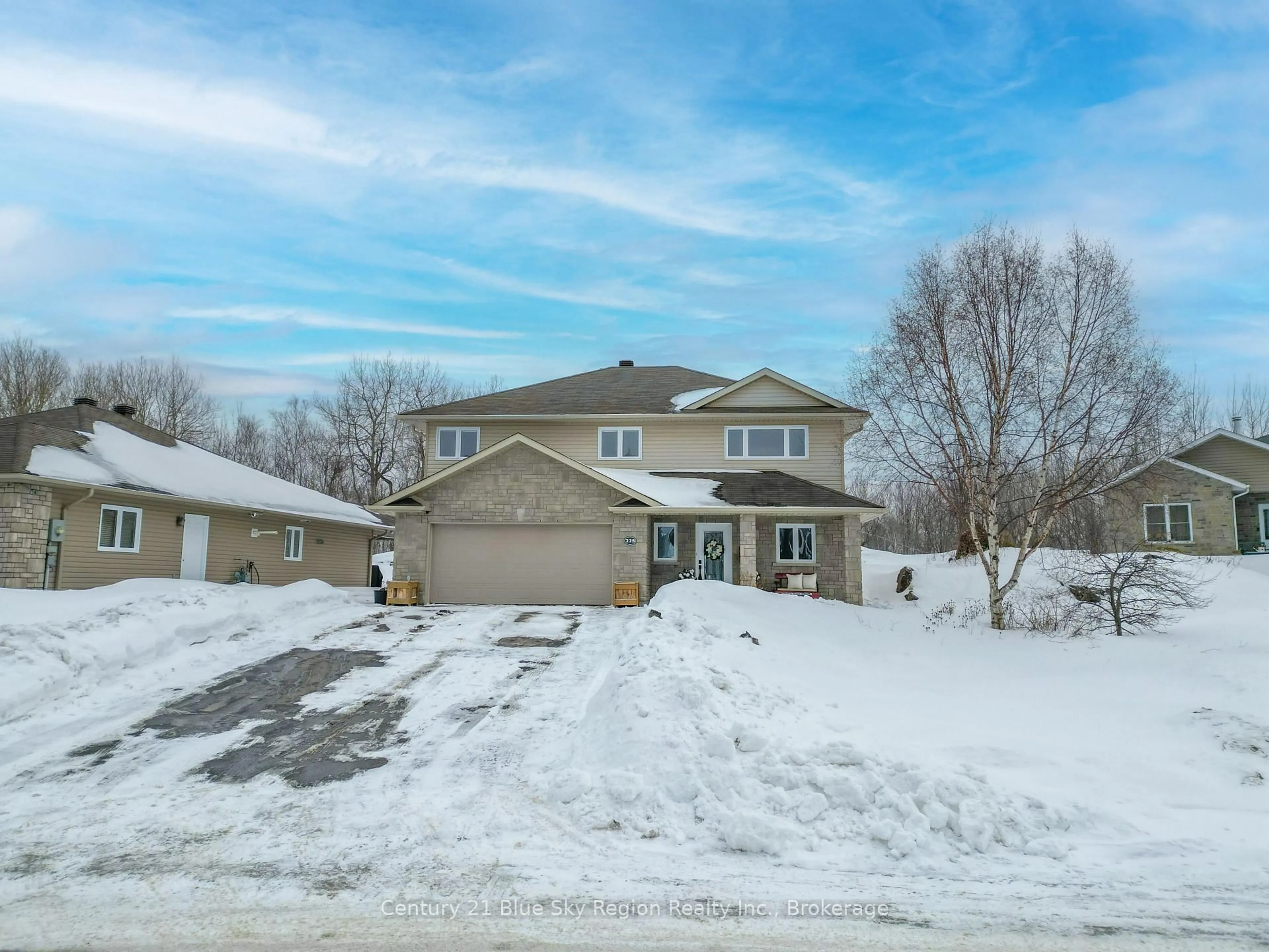 A pic from outside/outdoor area/front of a property/back of a property/a pic from drone, street for 225 Kingsway Ave, North Bay Ontario P1B 7V5