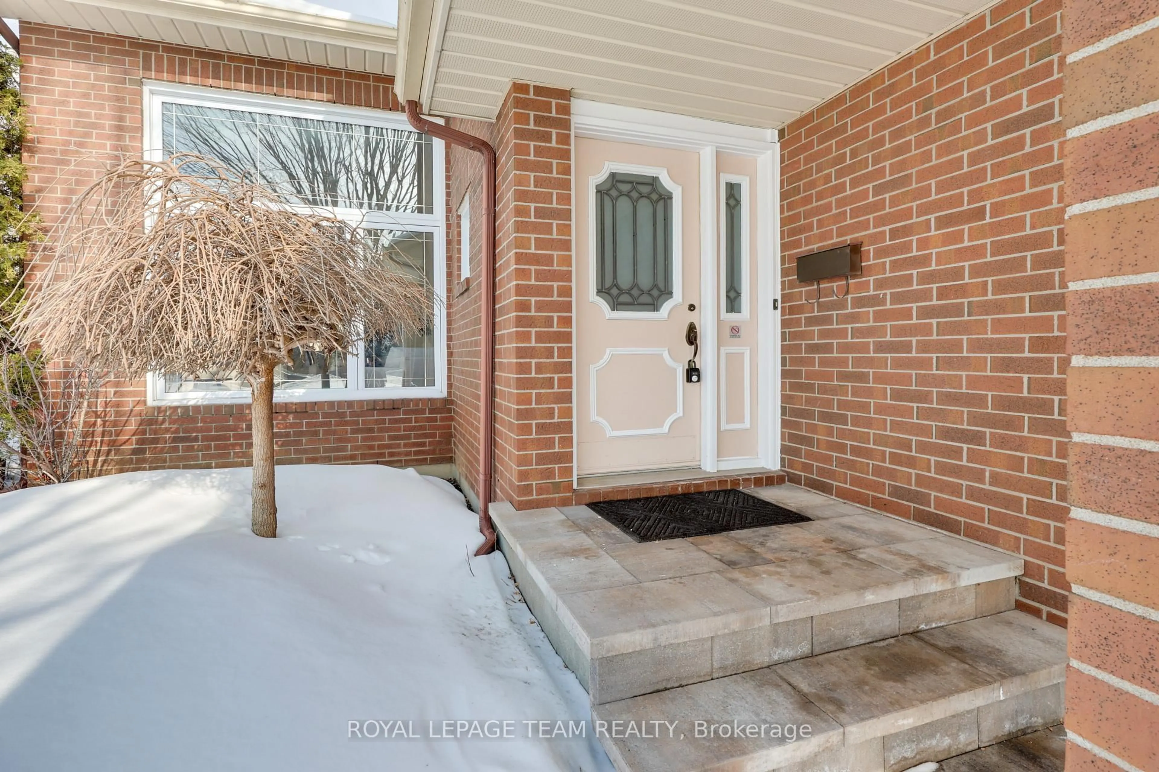 Indoor entryway for 8 Saddlebrook St, Ottawa Ontario K2G 5N6