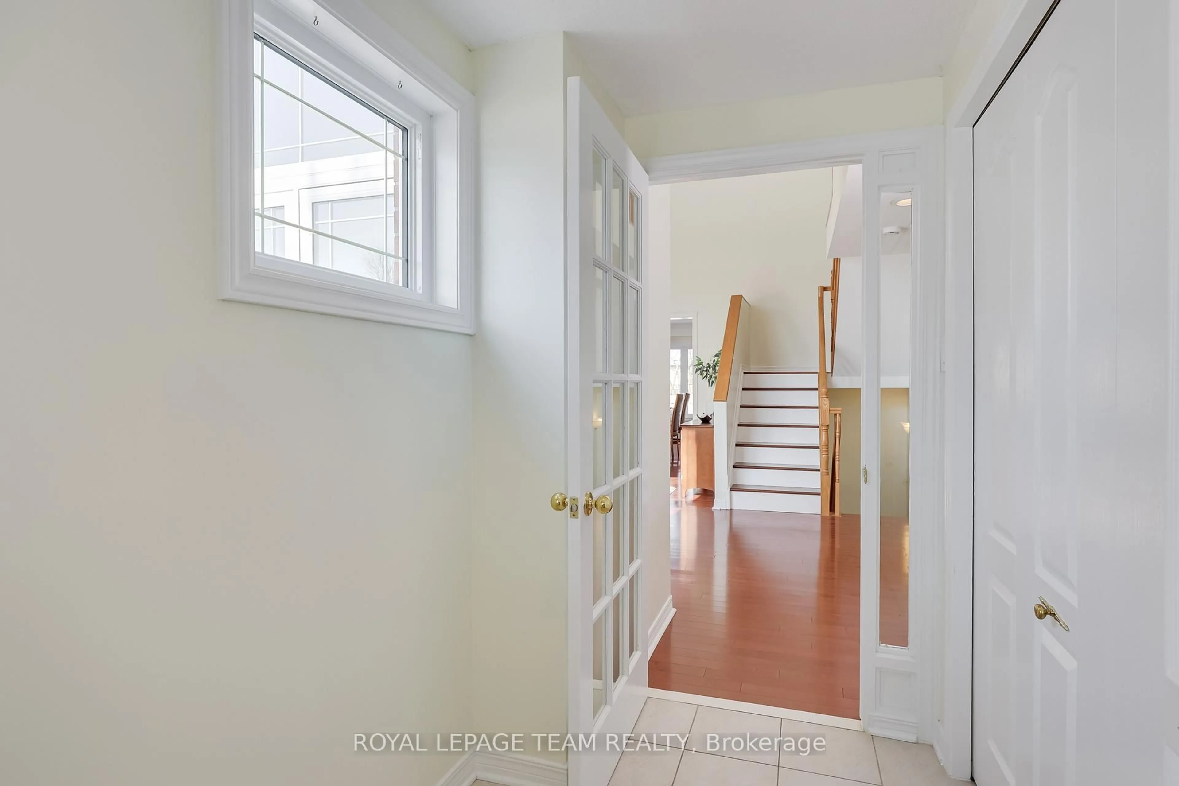 Indoor entryway for 8 Saddlebrook St, Ottawa Ontario K2G 5N6