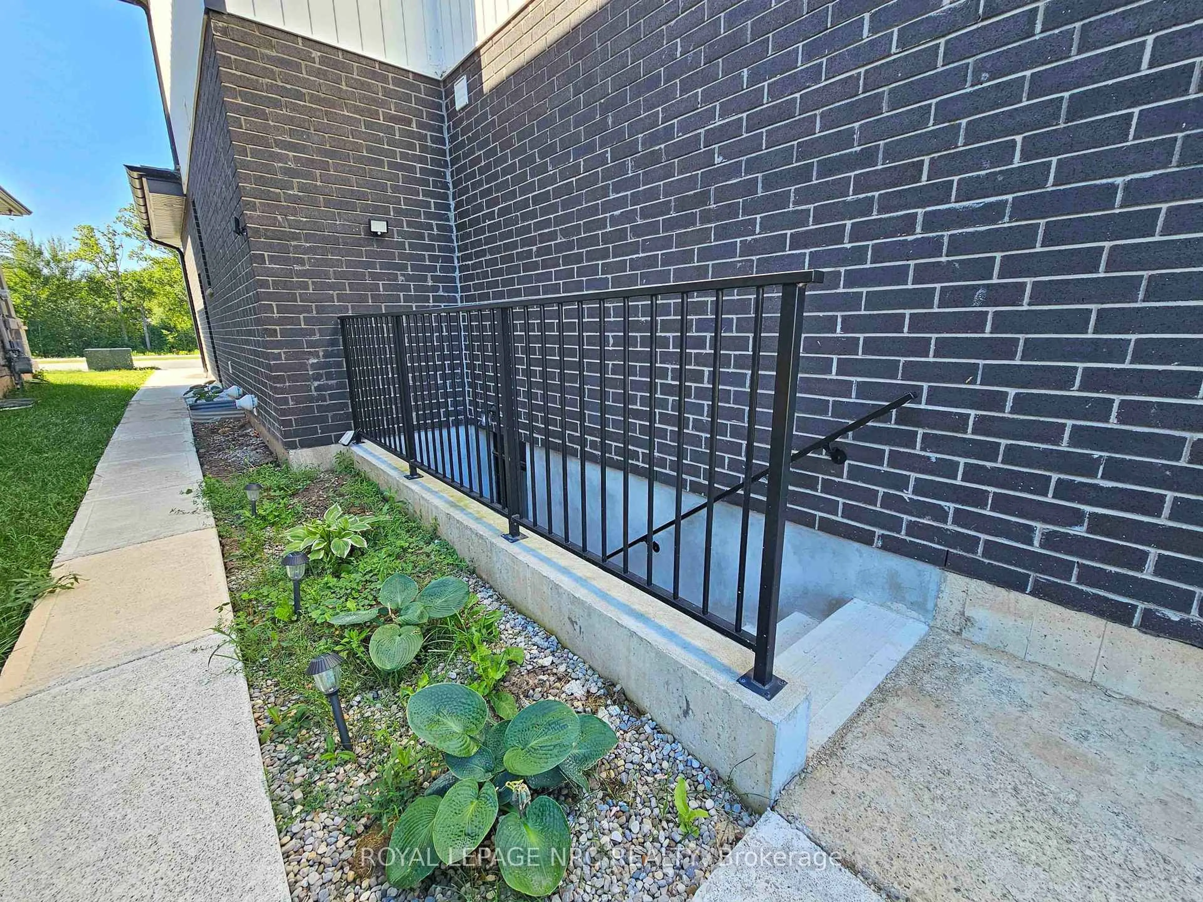 Patio, street for 8945 Emily Blvd, Niagara Falls Ontario L2H 3T1