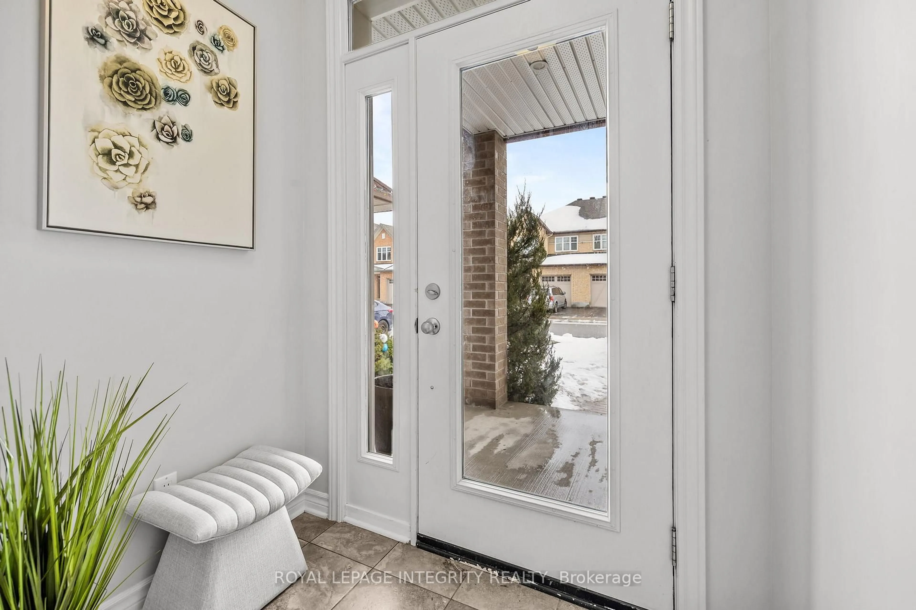 Indoor entryway for 377 Warmstone Dr, Ottawa Ontario K2S 0W5