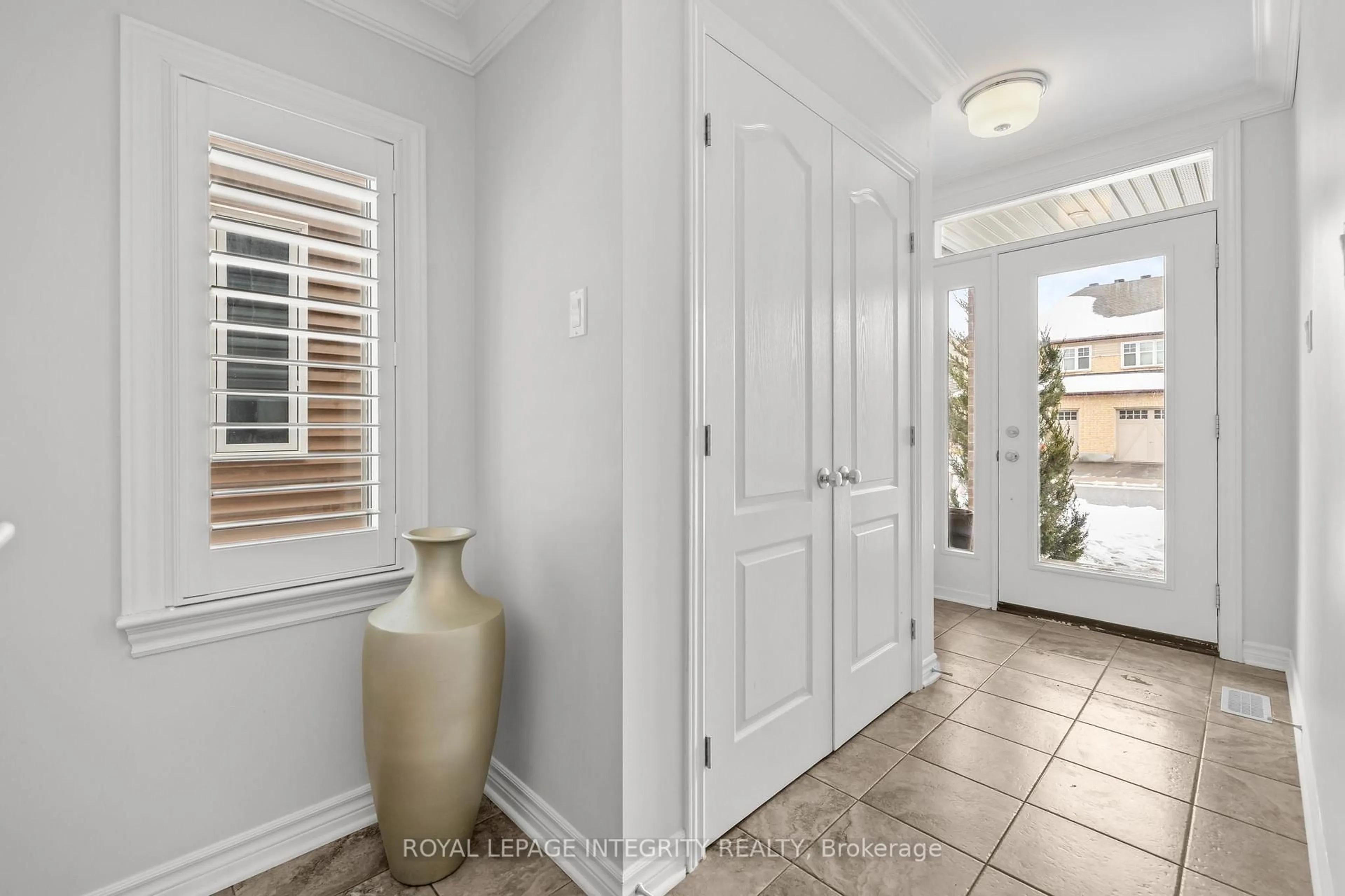 Indoor entryway for 377 Warmstone Dr, Ottawa Ontario K2S 0W5