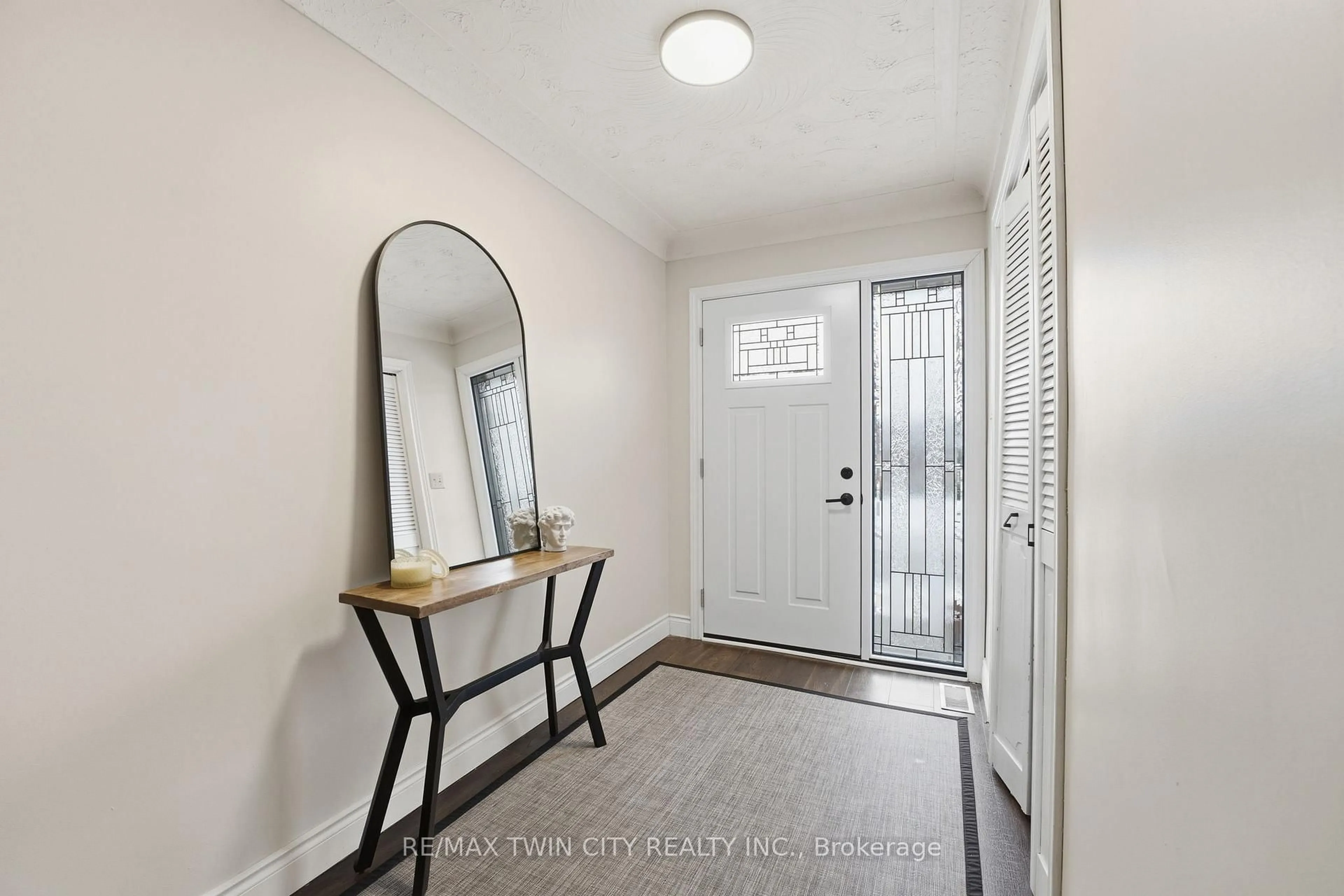 Indoor entryway for 235 Elliott St, Cambridge Ontario N1R 2L2