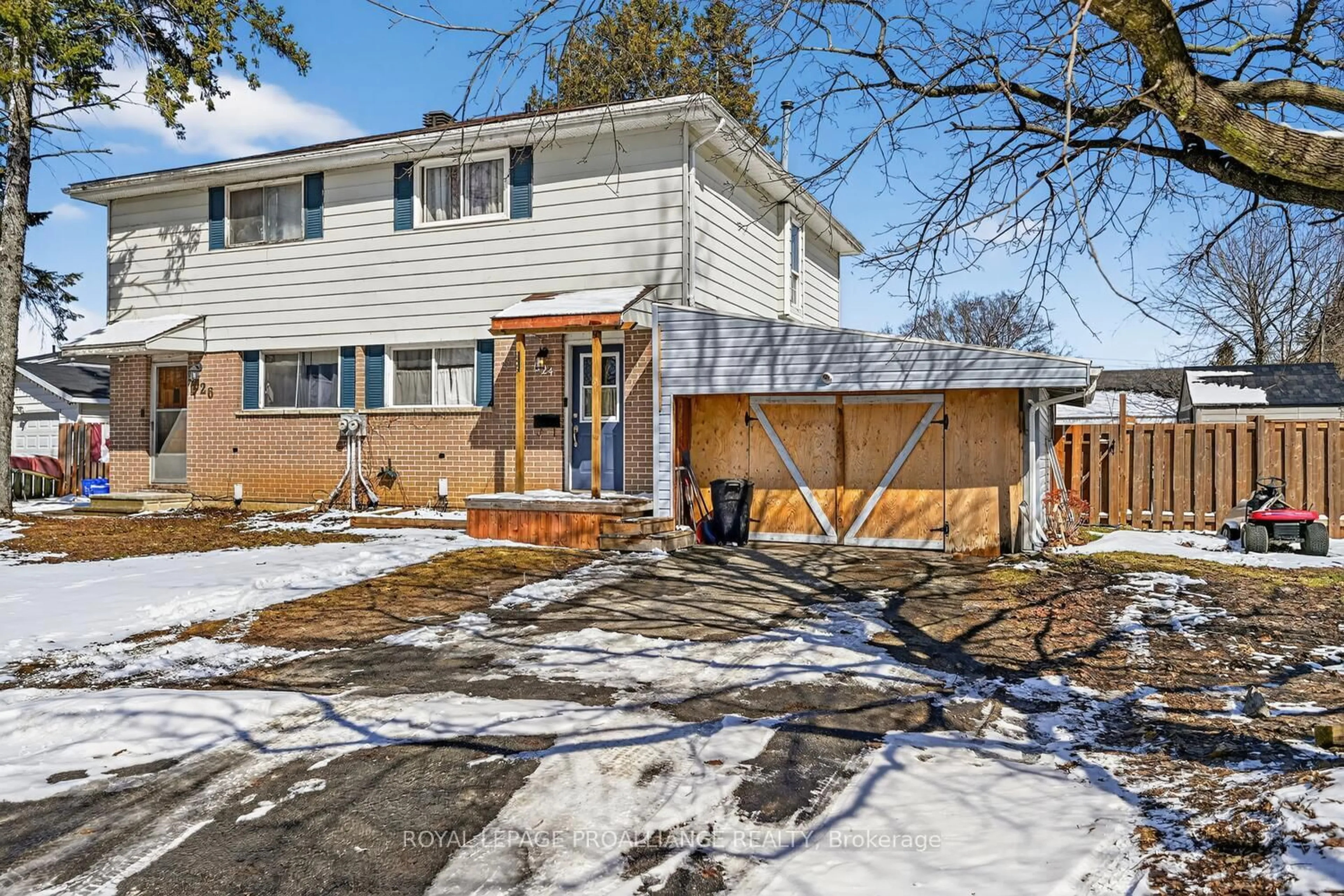 Home with vinyl exterior material, street for 924 Mackenzie Rd, Prescott Ontario K0E 1T0