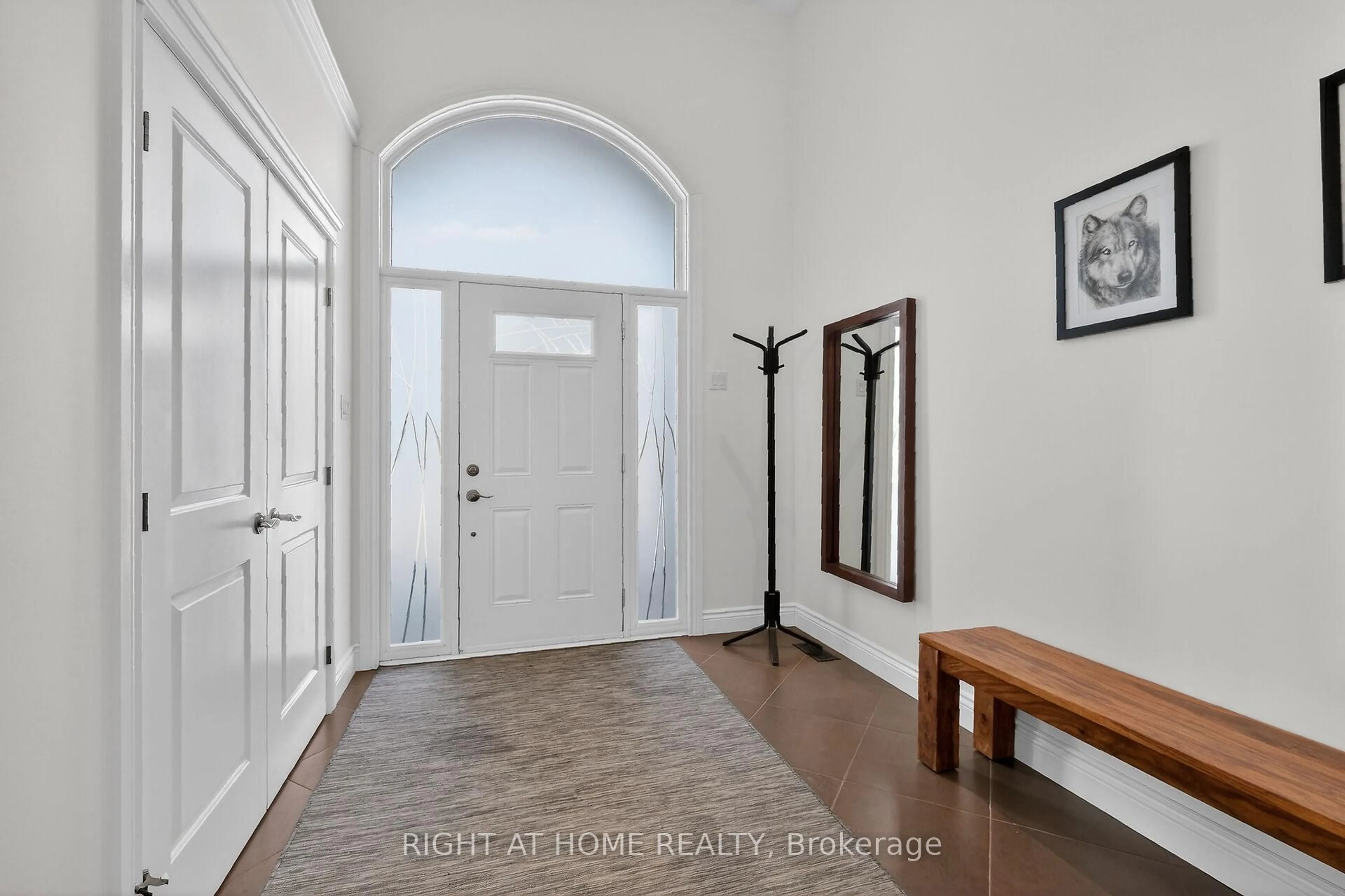 Indoor entryway for 1641 Bearhill Rd, Carp Ontario K0A 1L0