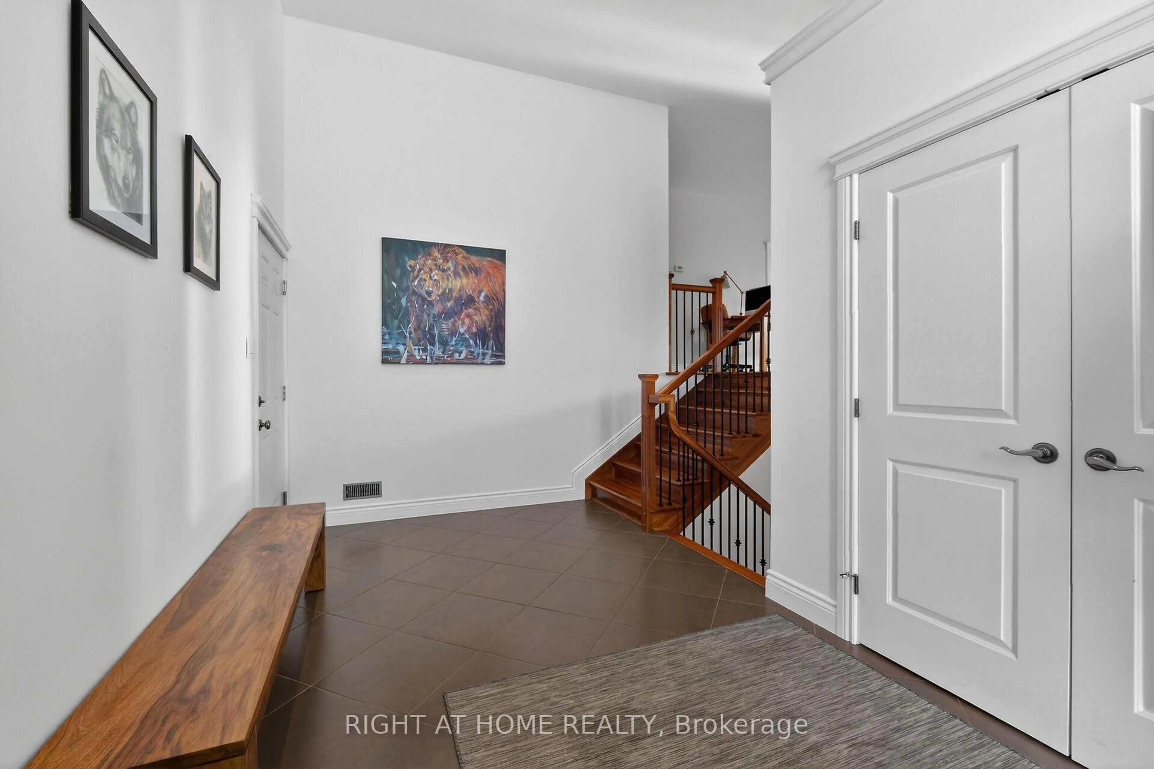 Indoor entryway for 1641 Bearhill Rd, Carp Ontario K0A 1L0
