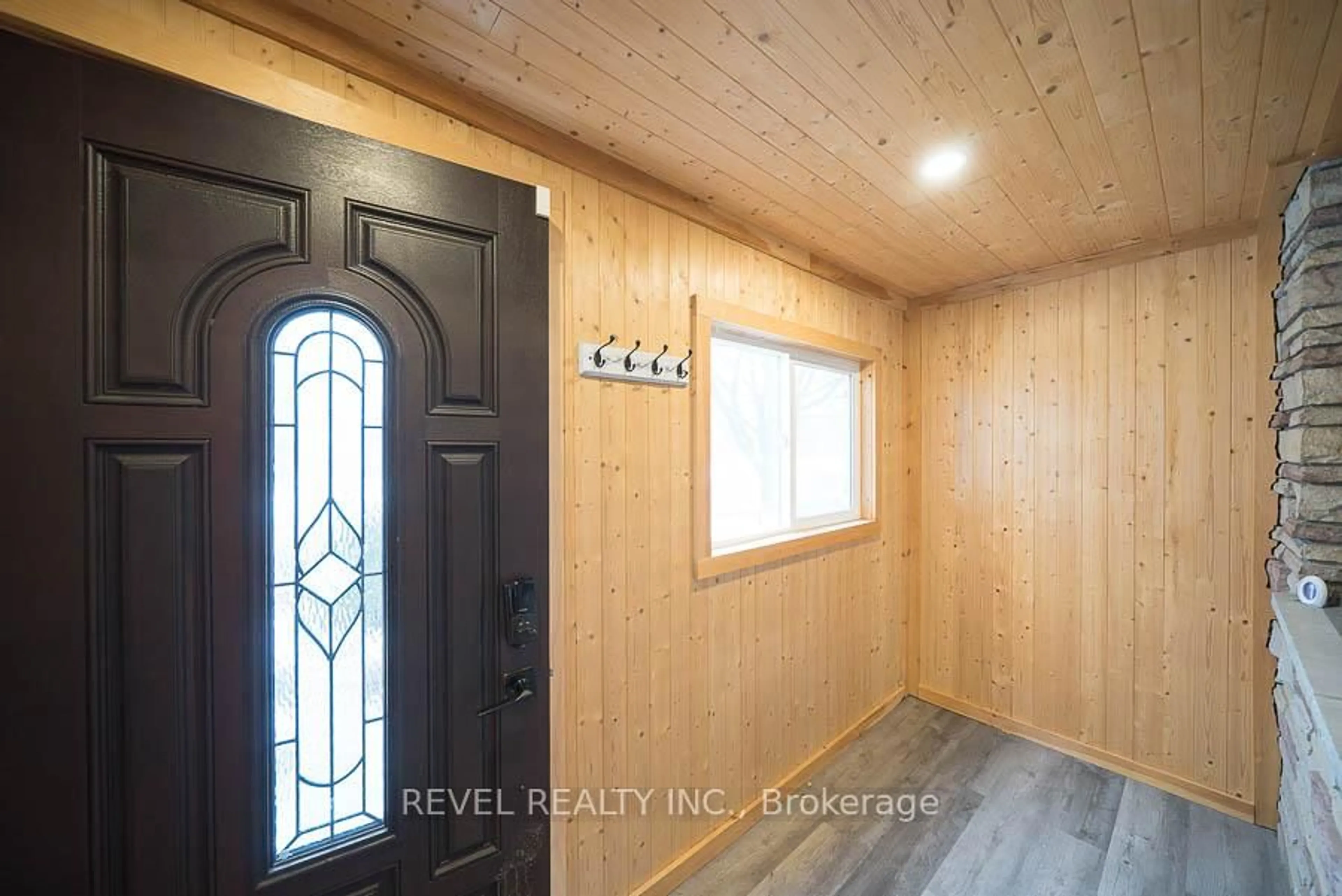 Indoor entryway for 45 Buckingham St, Brantford Ontario N3R 3B2