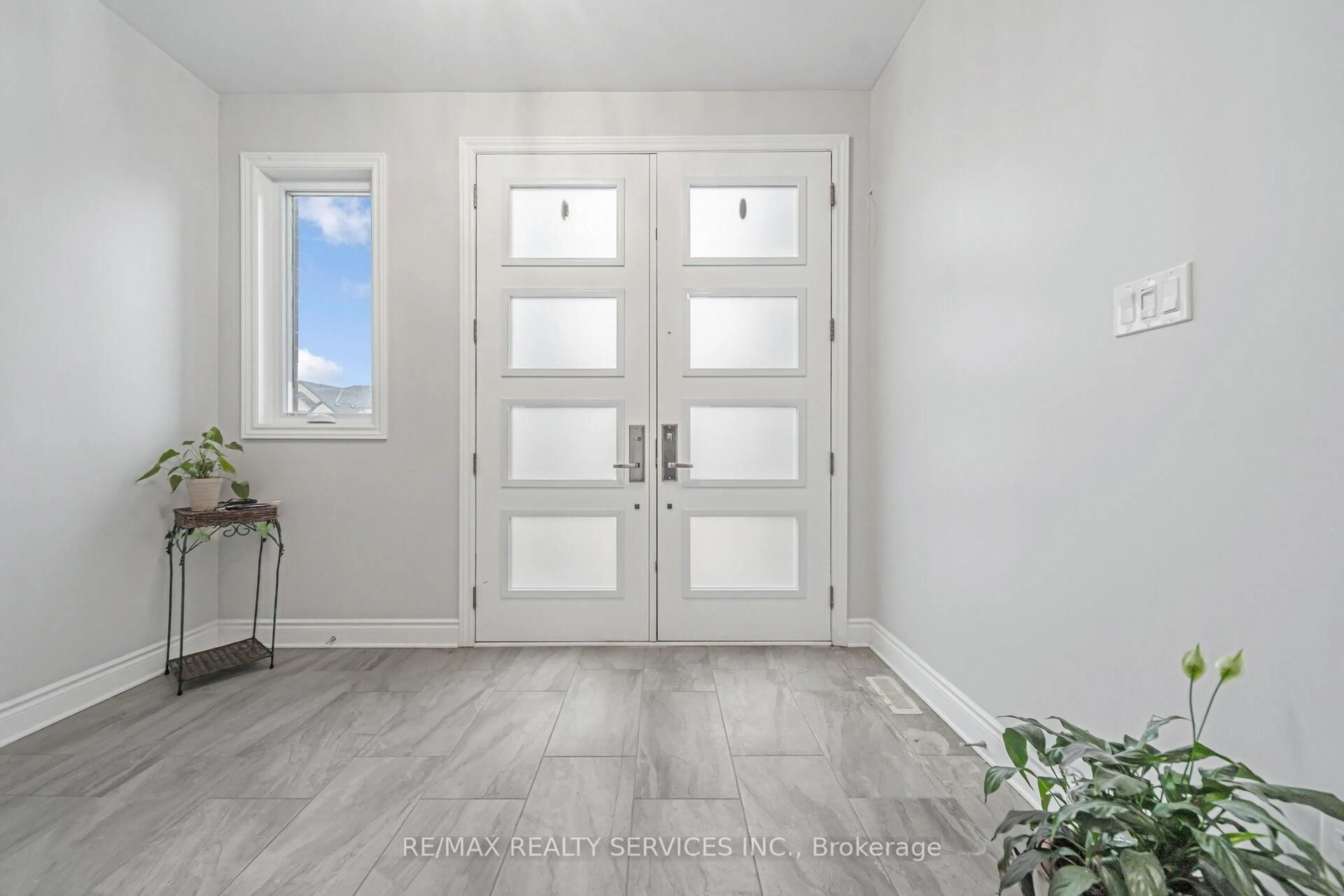 Indoor entryway for 1891 Fountain Grass Dr, London South Ontario N6K 0M2