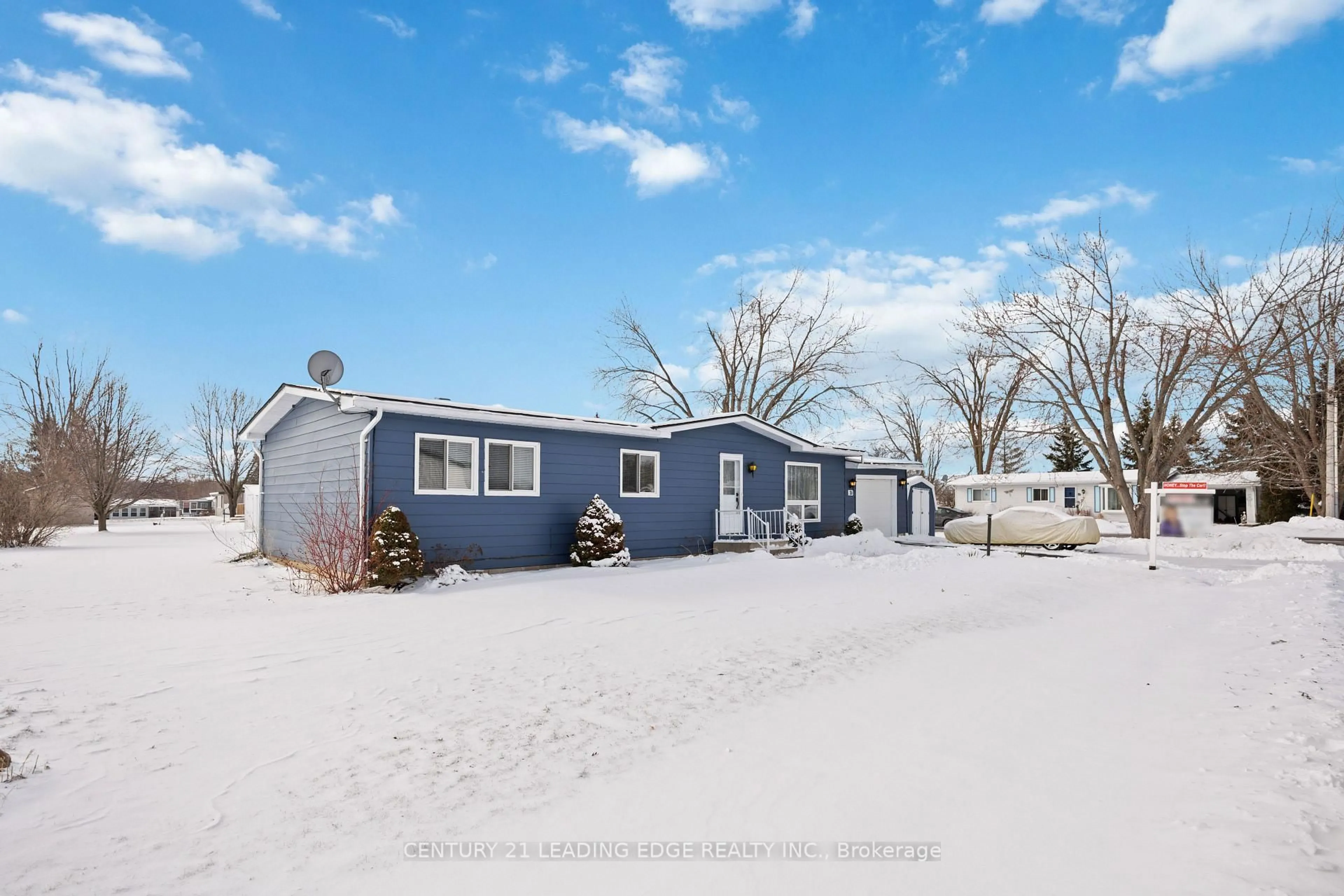 A pic from outside/outdoor area/front of a property/back of a property/a pic from drone, street for 33 Vista Dr, Kawartha Lakes Ontario K9V 0H7