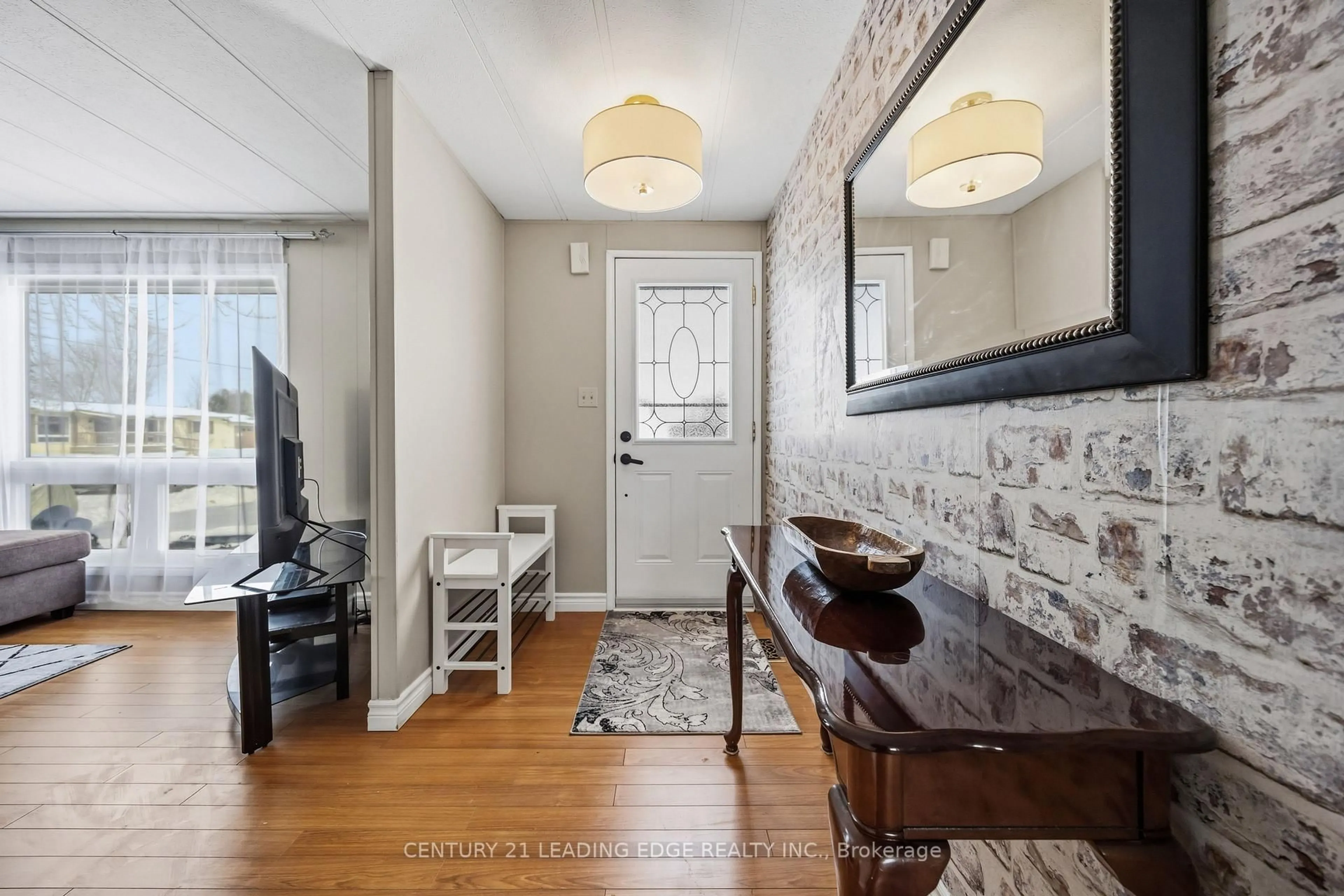 Indoor entryway for 33 Vista Dr, Kawartha Lakes Ontario K9V 0H7