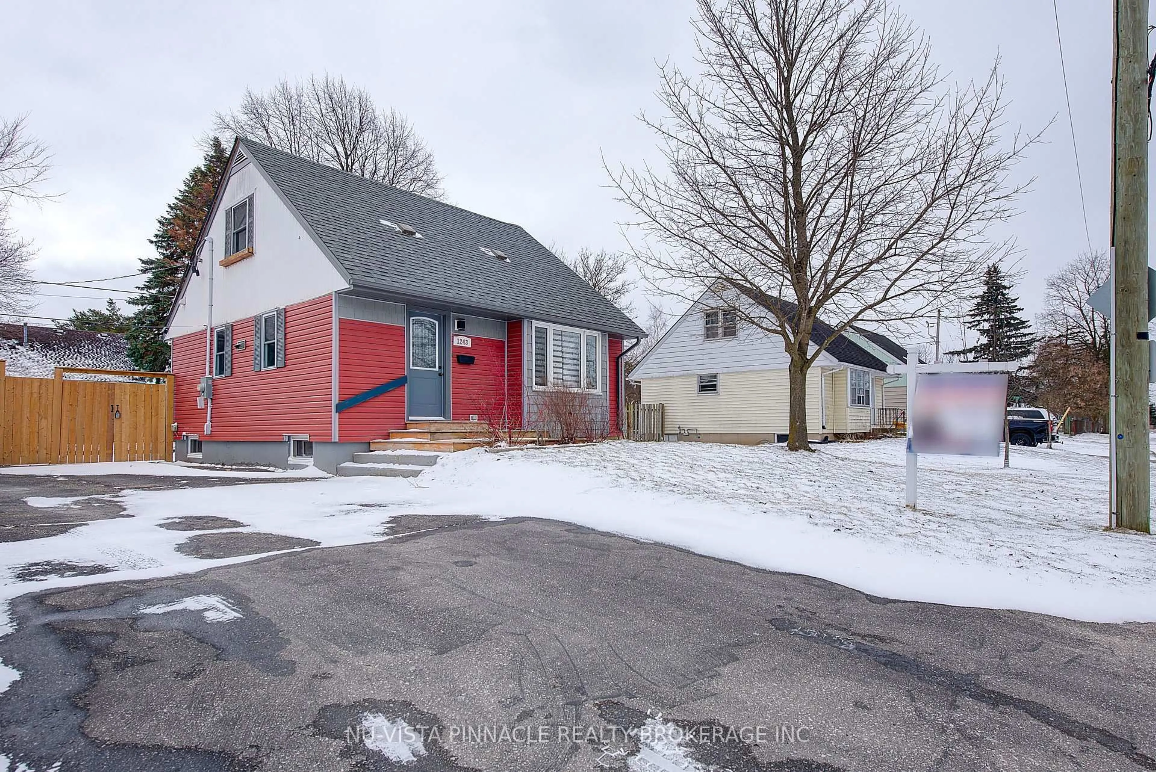 A pic from outside/outdoor area/front of a property/back of a property/a pic from drone, street for 1243 Landor St, London East Ontario N5Y 3W2