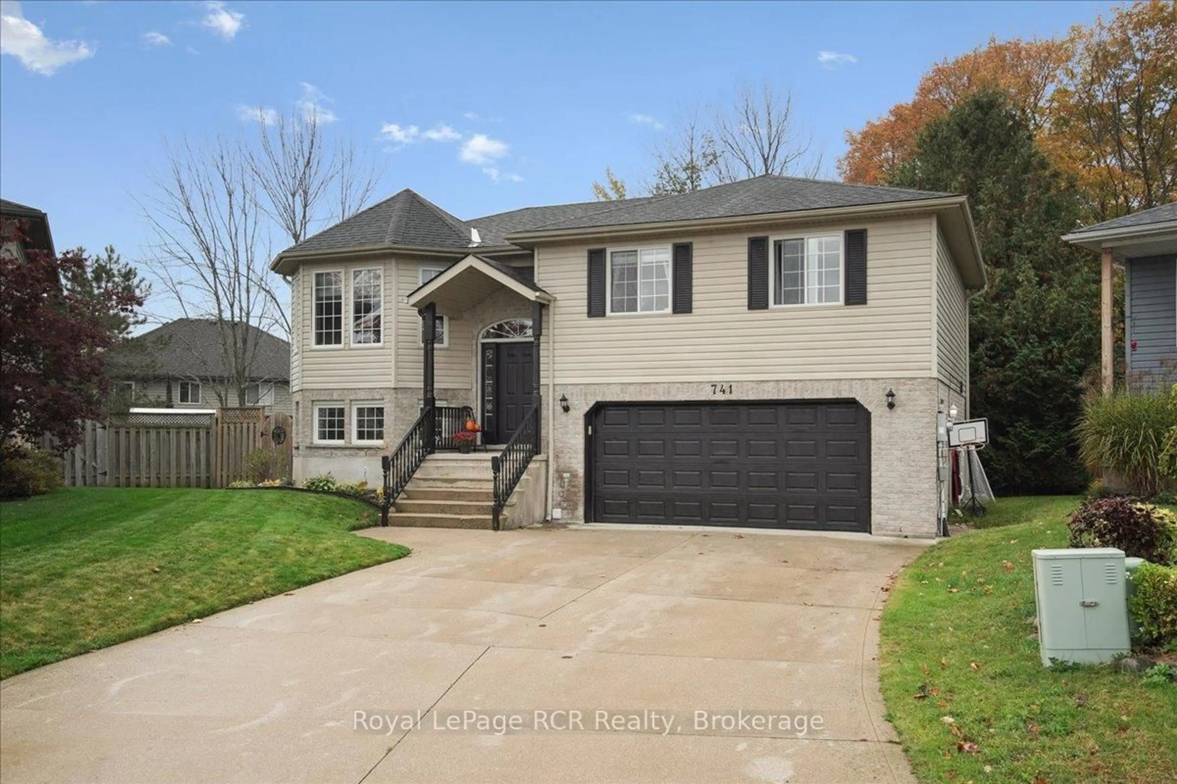 Home with vinyl exterior material, street for 741 25th A St, Owen Sound Ontario N4K 6V1