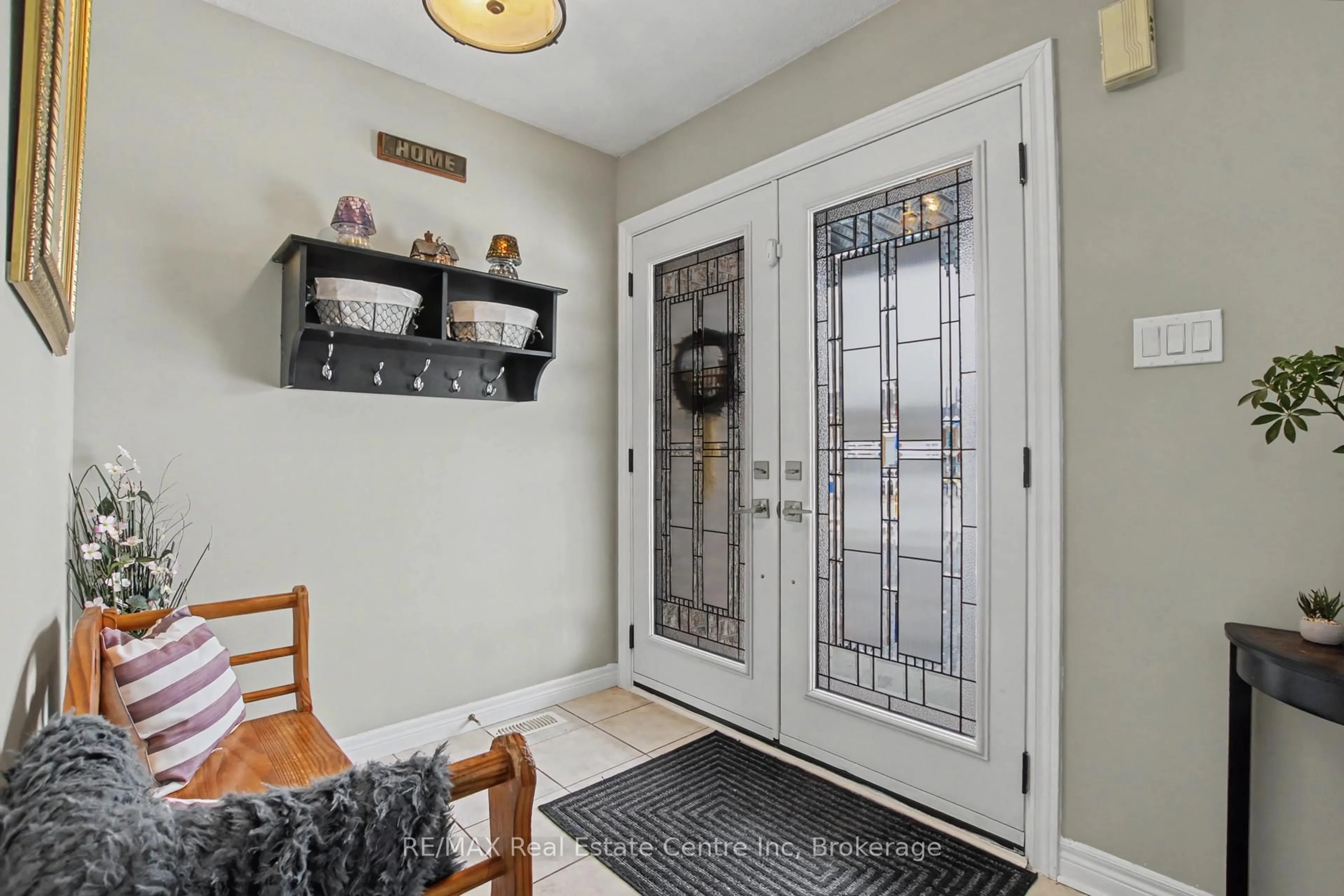 Indoor entryway for 771 Victoria Terr, Centre Wellington Ontario N1M 3L5