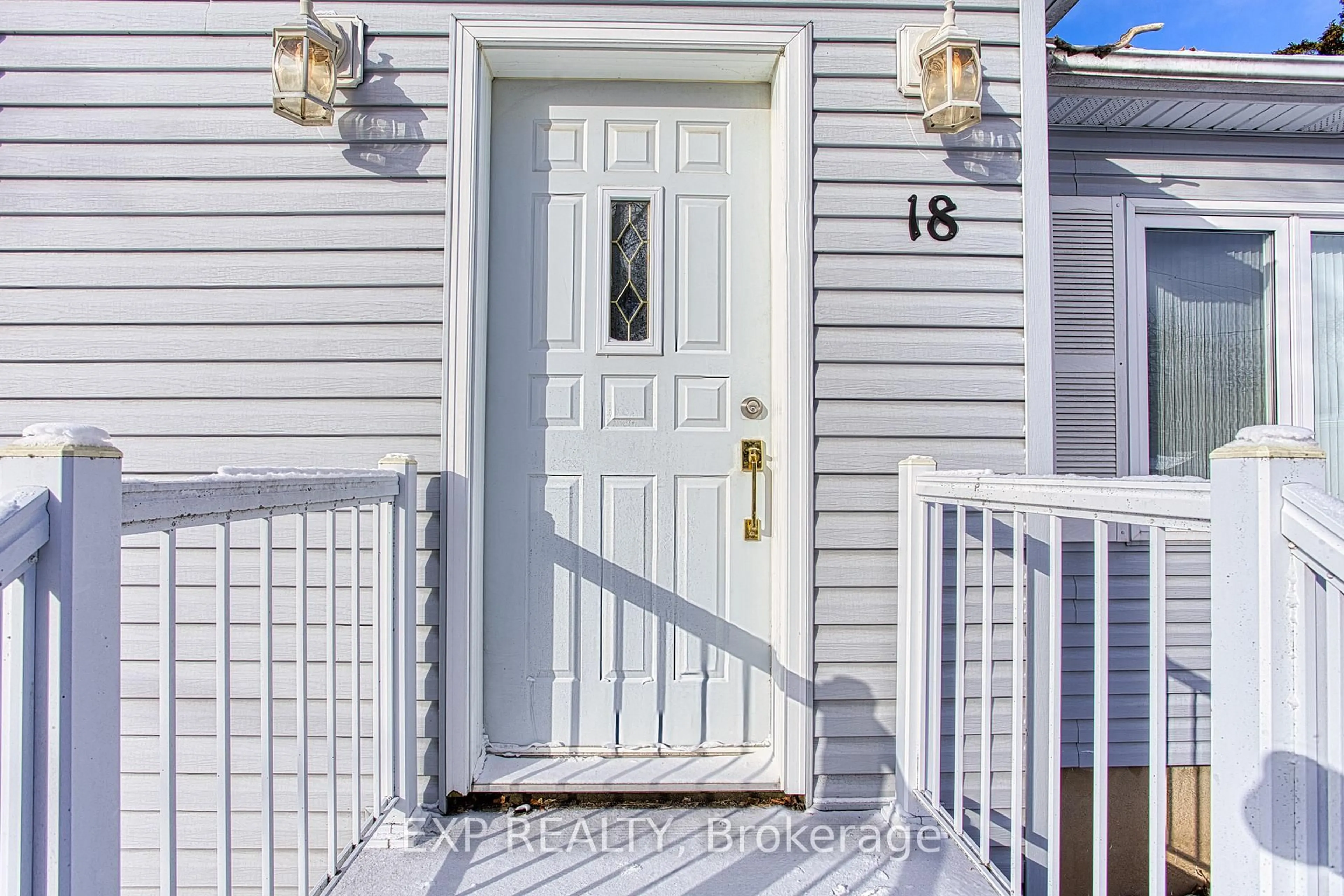 Indoor entryway for 18 Bonavem Dr, St. Catharines Ontario L2N 1X8