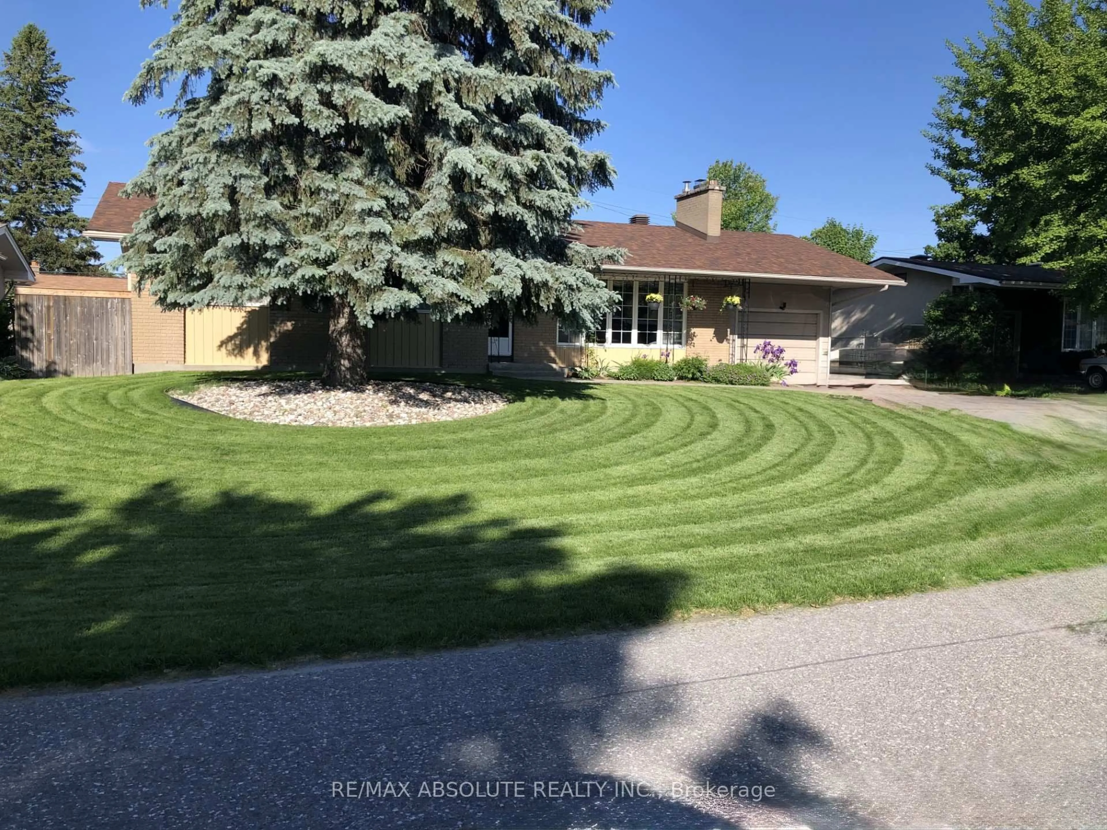 A pic from outside/outdoor area/front of a property/back of a property/a pic from drone, unknown for 62 Foothills Dr, Ottawa Ontario K2H 6K3