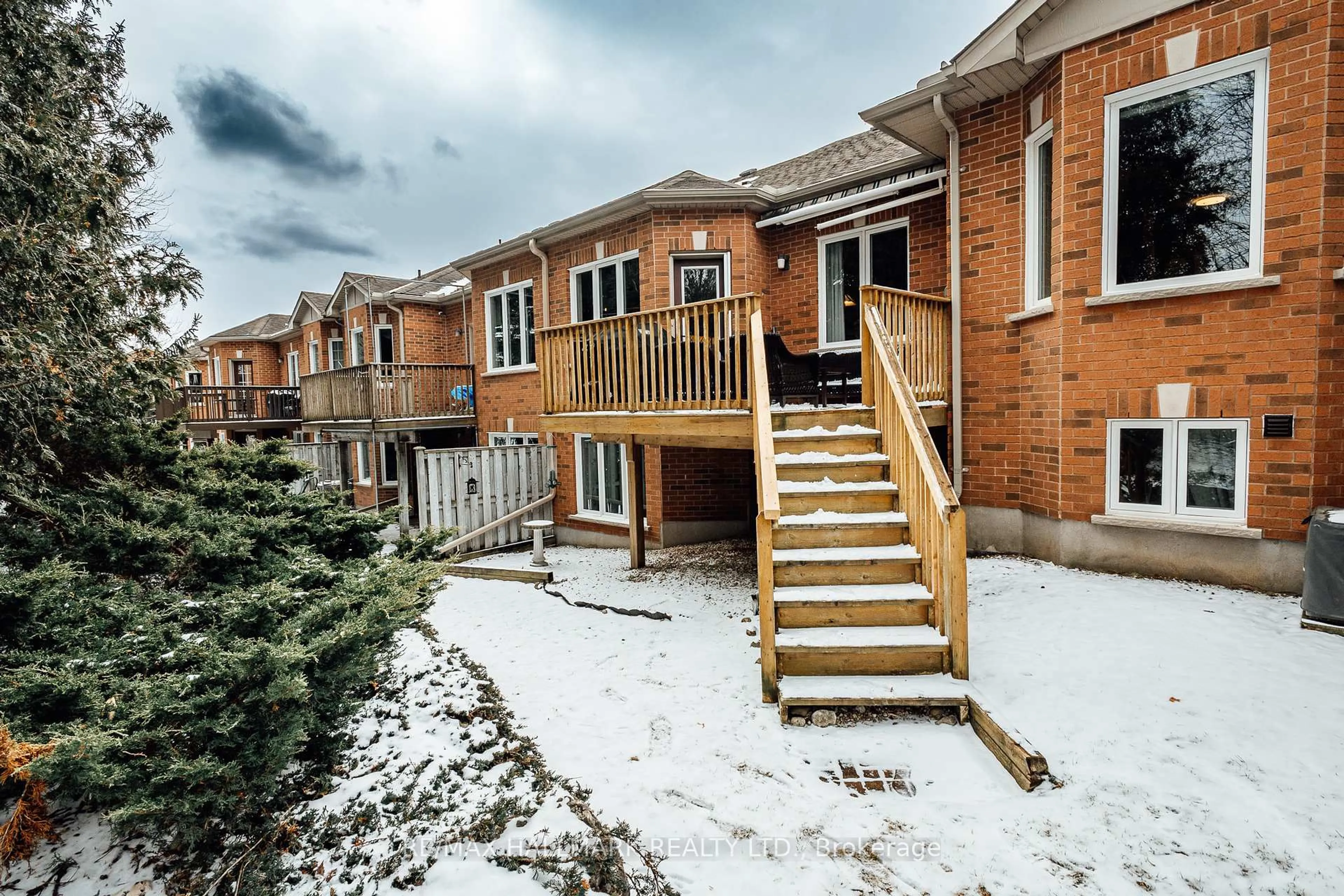 A pic from outside/outdoor area/front of a property/back of a property/a pic from drone, street for 12 Fairway Lane, Guelph Ontario N1E 7A9