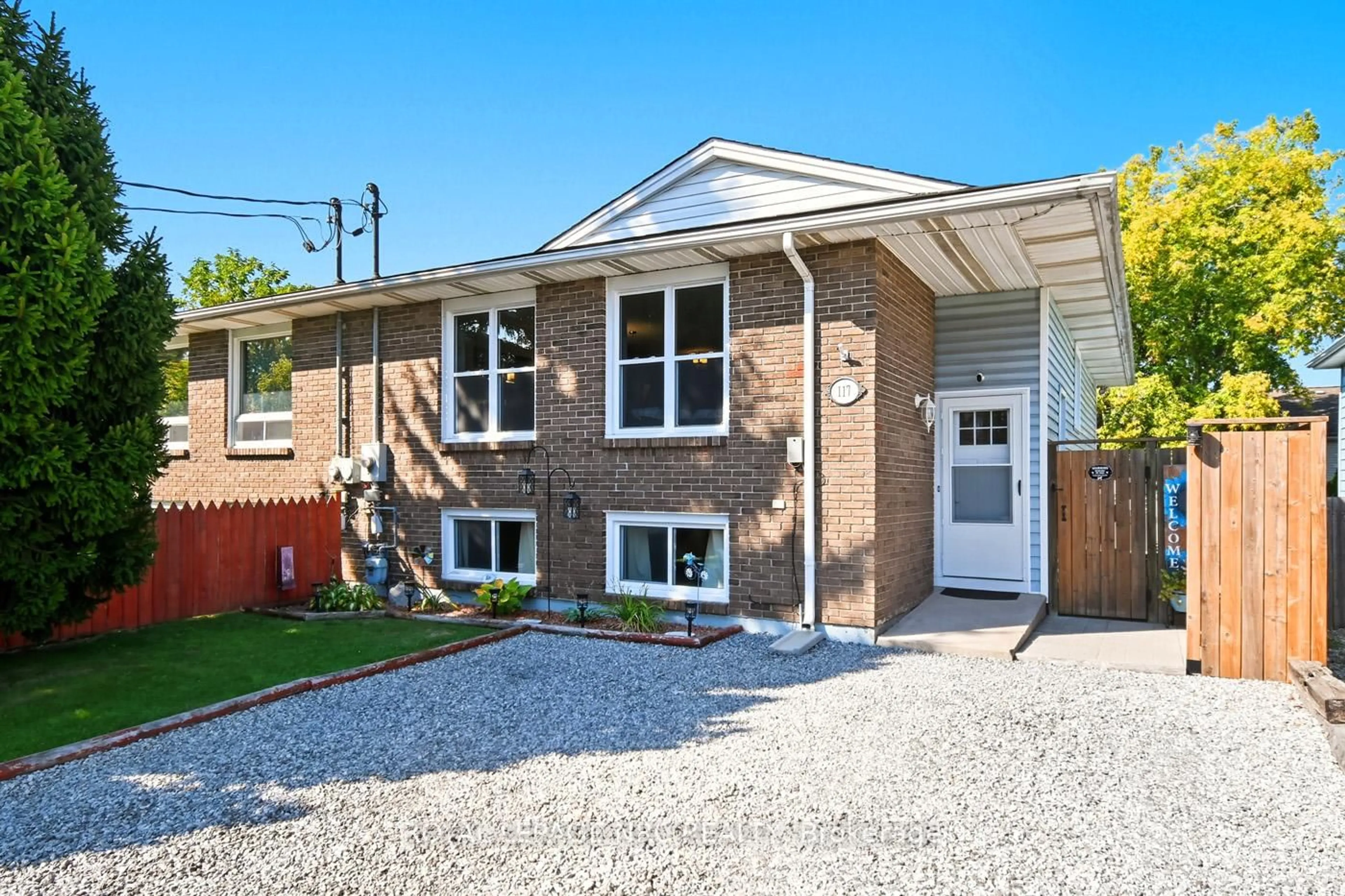 Home with brick exterior material, street for 117 BARTLETT St, Thorold Ontario L2V 4Y5
