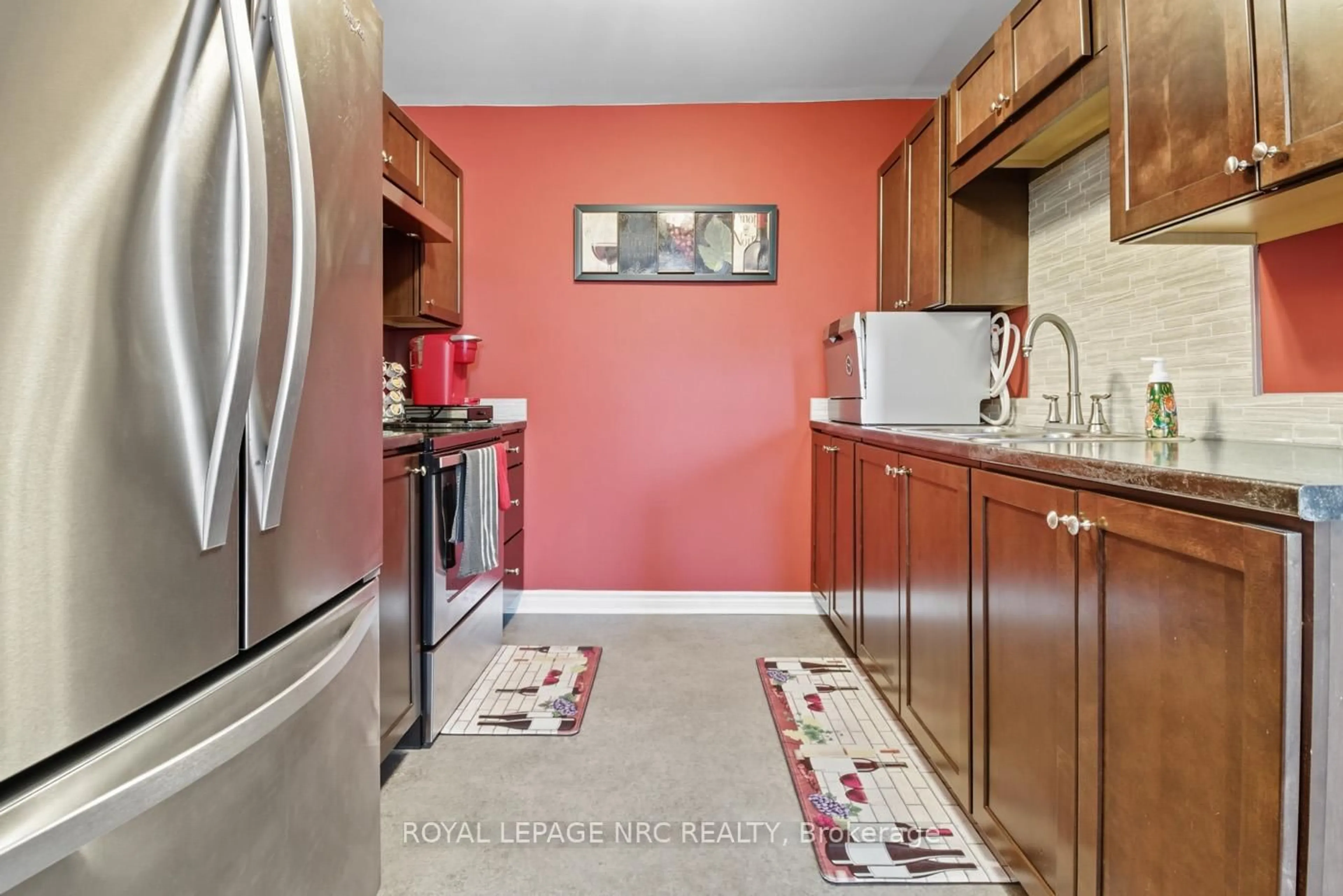 Standard kitchen, ceramic/tile floor for 117 BARTLETT St, Thorold Ontario L2V 4Y5