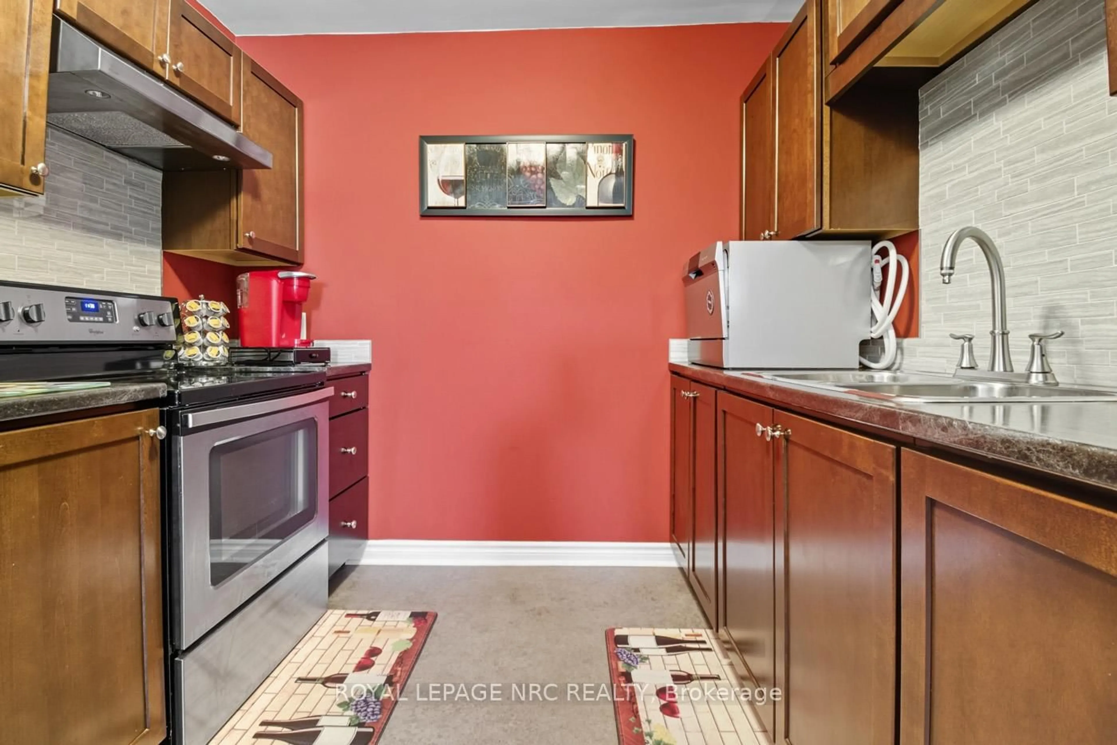 Standard kitchen, ceramic/tile floor for 117 BARTLETT St, Thorold Ontario L2V 4Y5