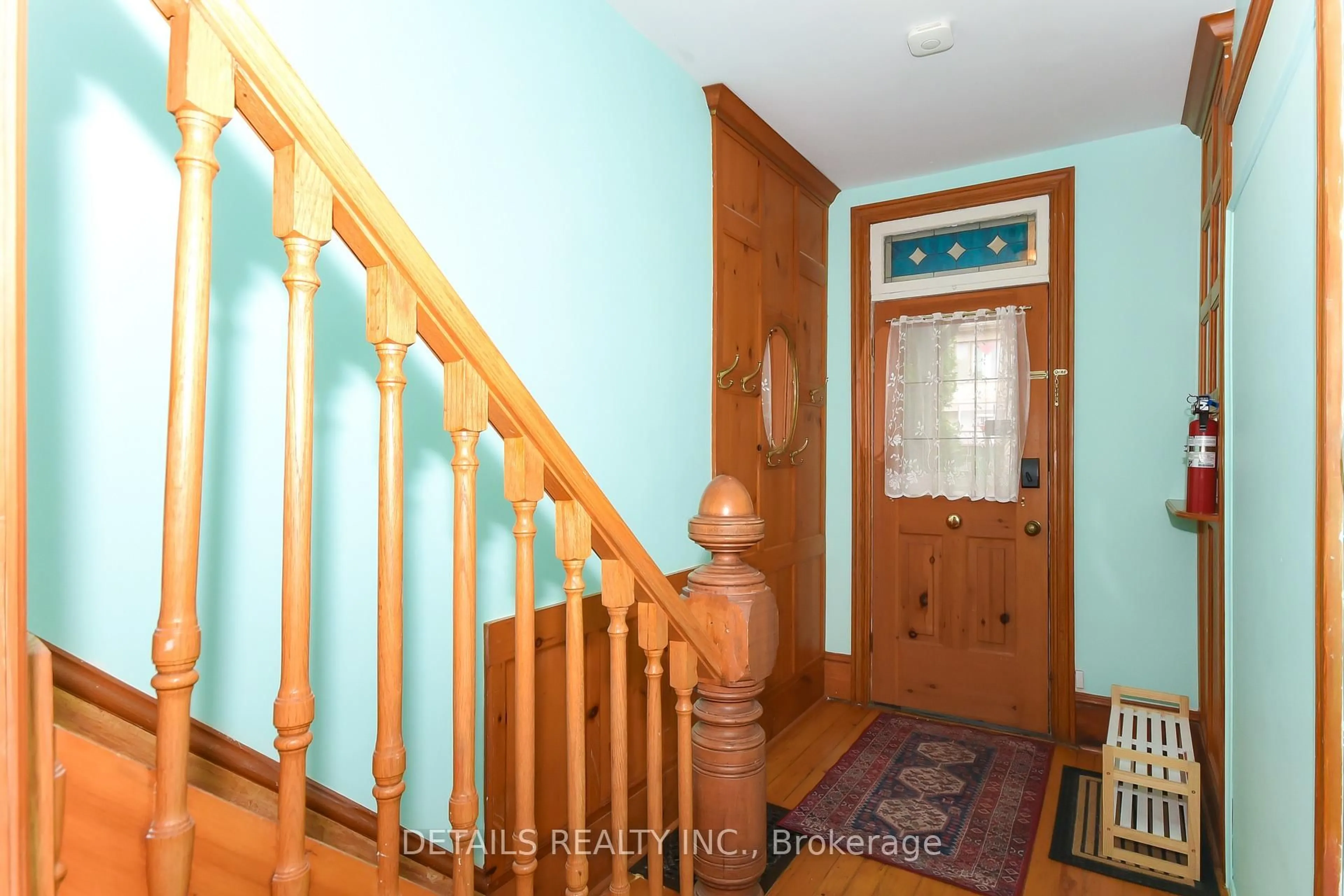 Indoor entryway for 19 Gould St, Ottawa Ontario K1Y 2P1