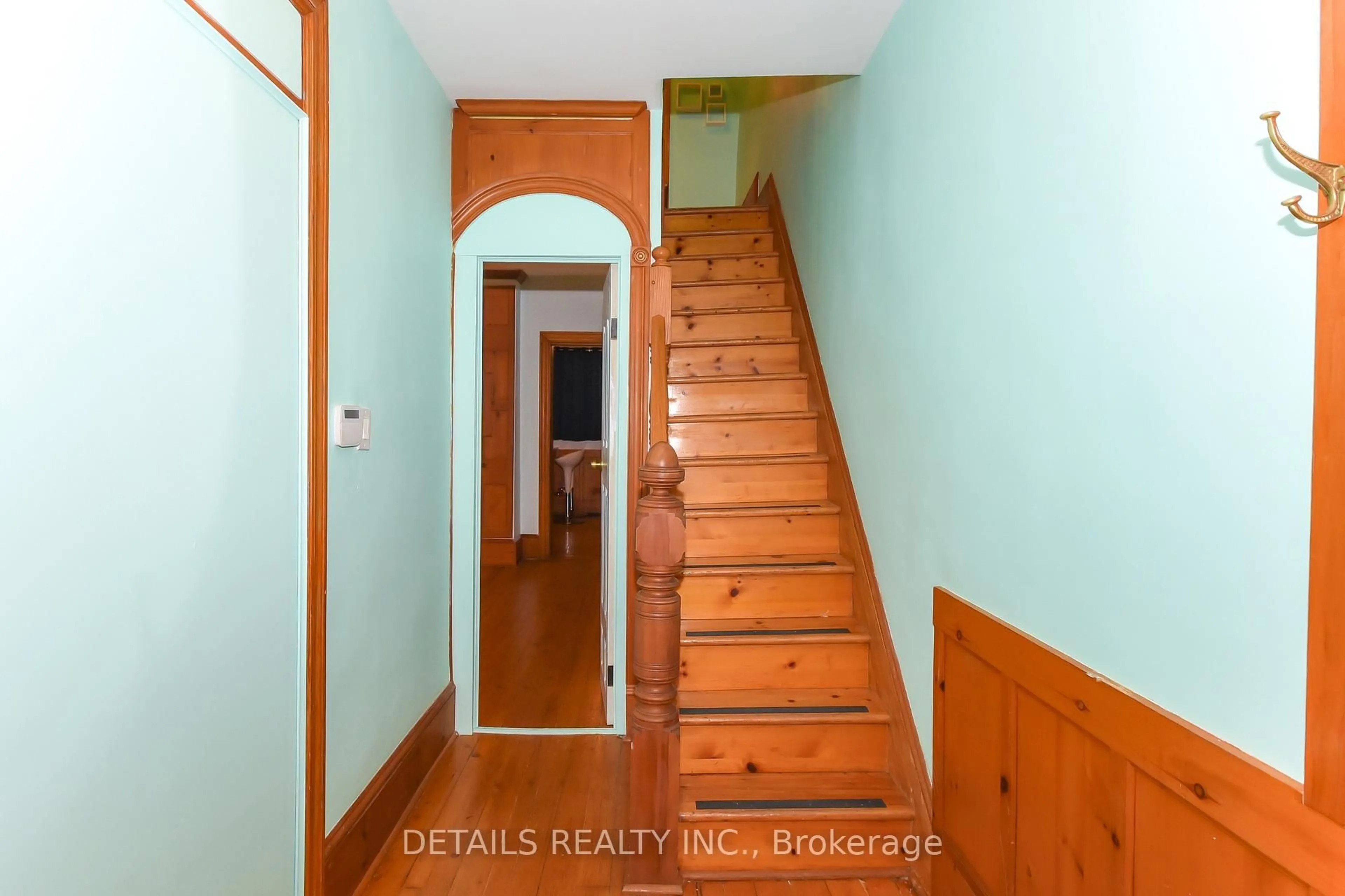 Indoor entryway for 19 Gould St, Ottawa Ontario K1Y 2P1