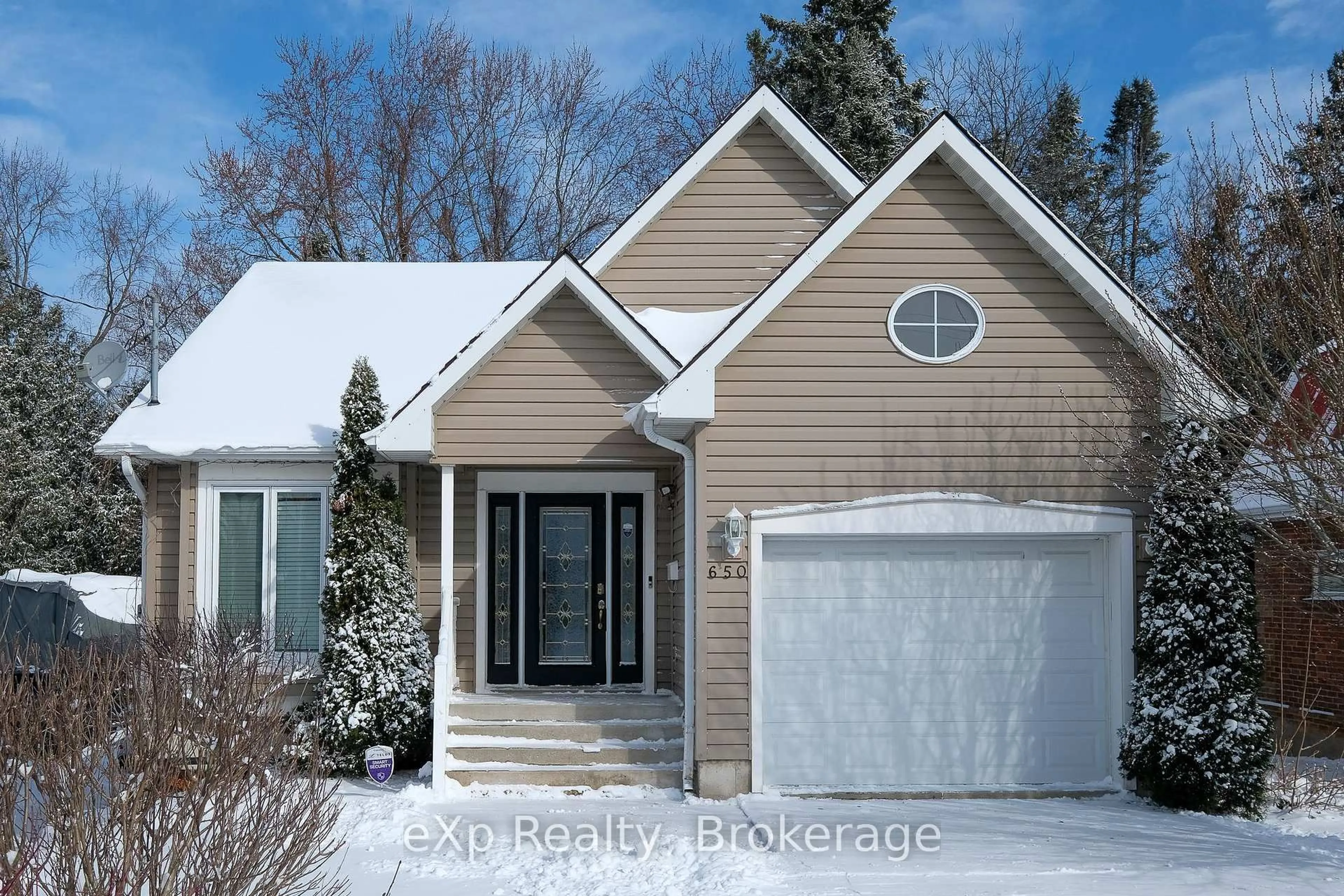 Home with vinyl exterior material, street for 650 6th St, Owen Sound Ontario N4K 1G3