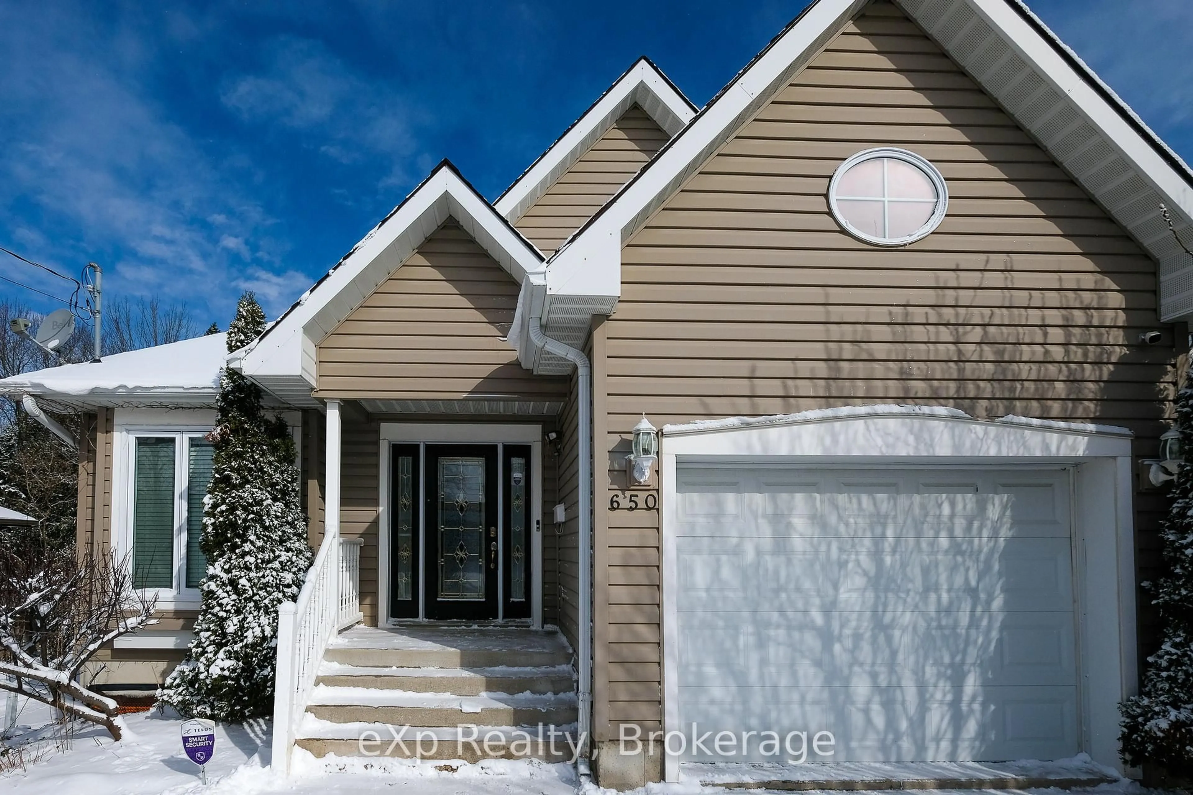 Home with vinyl exterior material, street for 650 6th St, Owen Sound Ontario N4K 1G3