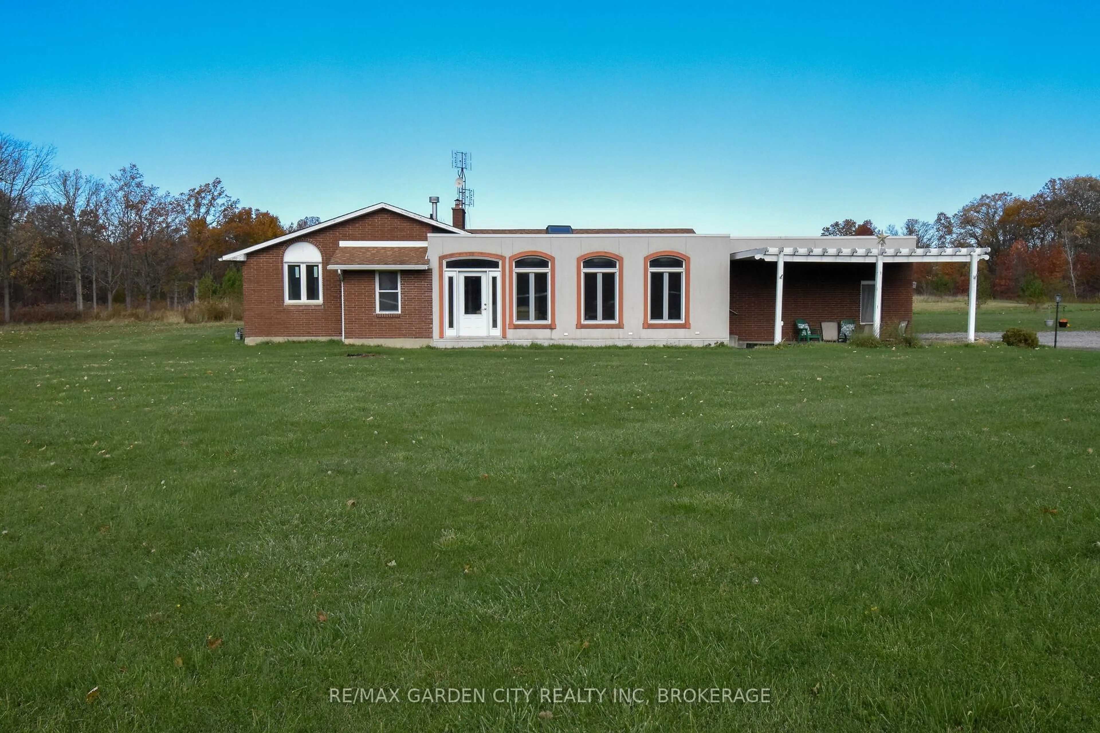 A pic from outside/outdoor area/front of a property/back of a property/a pic from drone, building for 9735 CARL Rd, Niagara Falls Ontario L0S 1K0