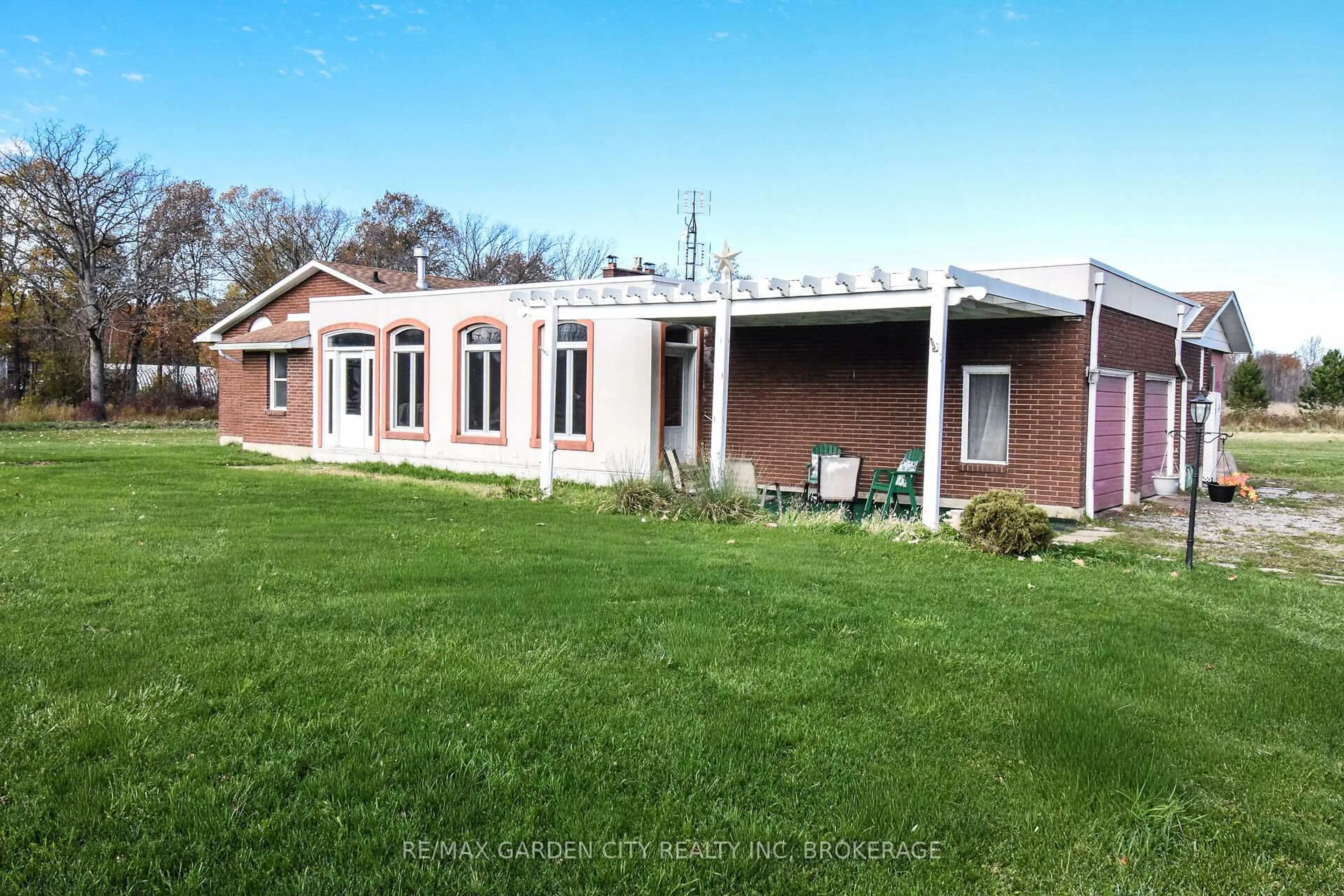 A pic from outside/outdoor area/front of a property/back of a property/a pic from drone, building for 9735 CARL Rd, Niagara Falls Ontario L0S 1K0