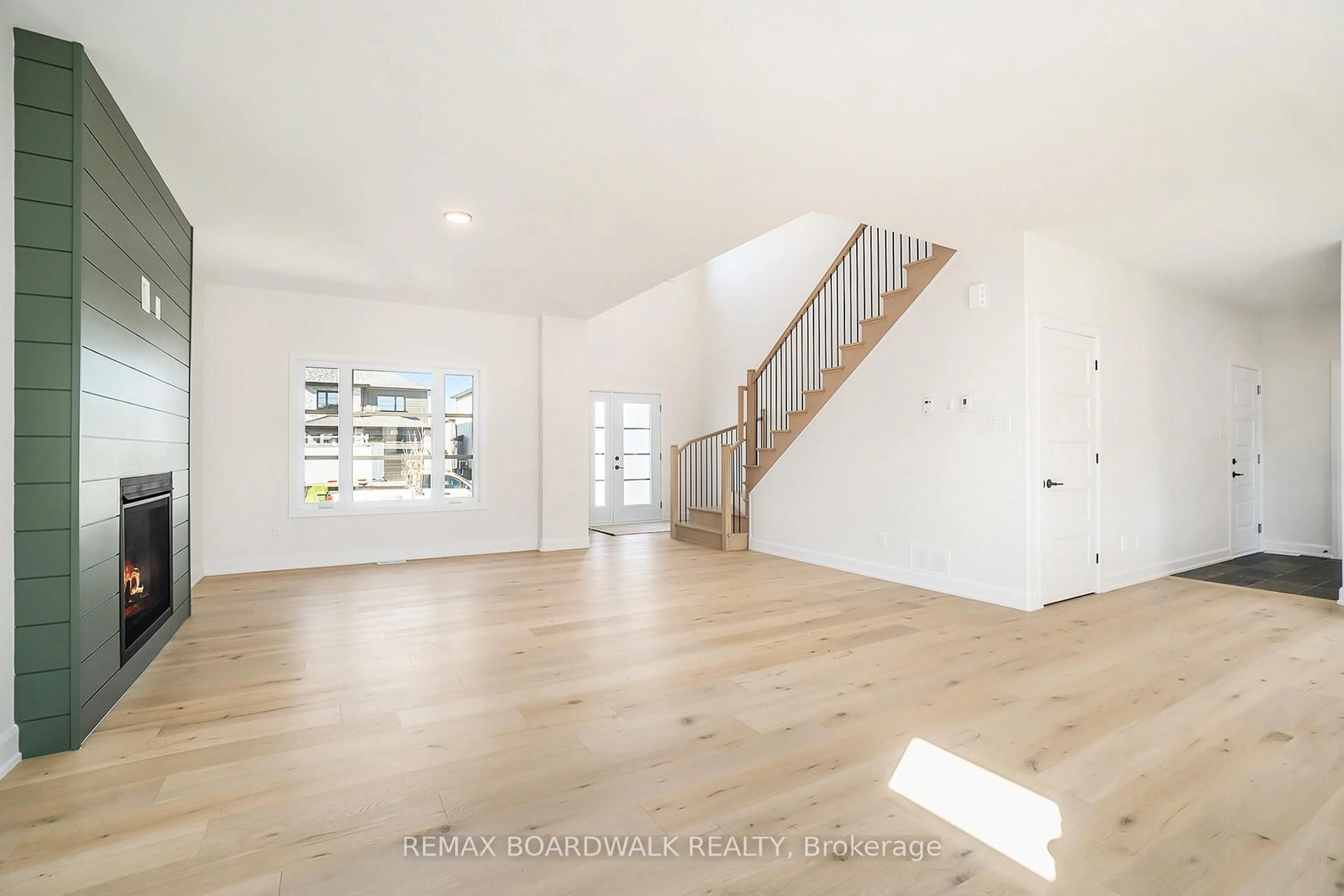 Unknown for 619 Geneva Cres, Russell Ontario K0A 1W0