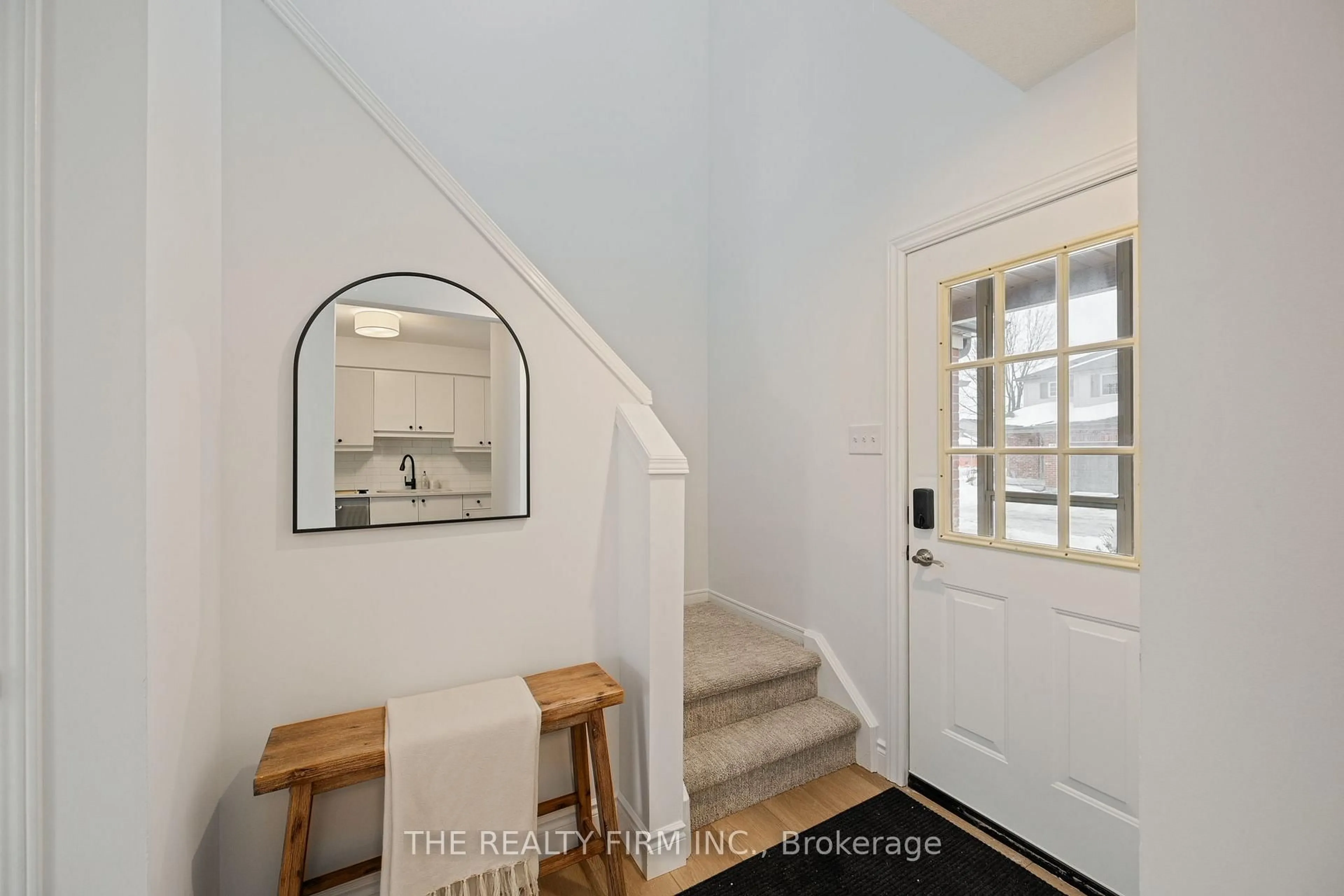 Indoor entryway for 1199 Reardon Blvd #14, London South Ontario N6M 1H7