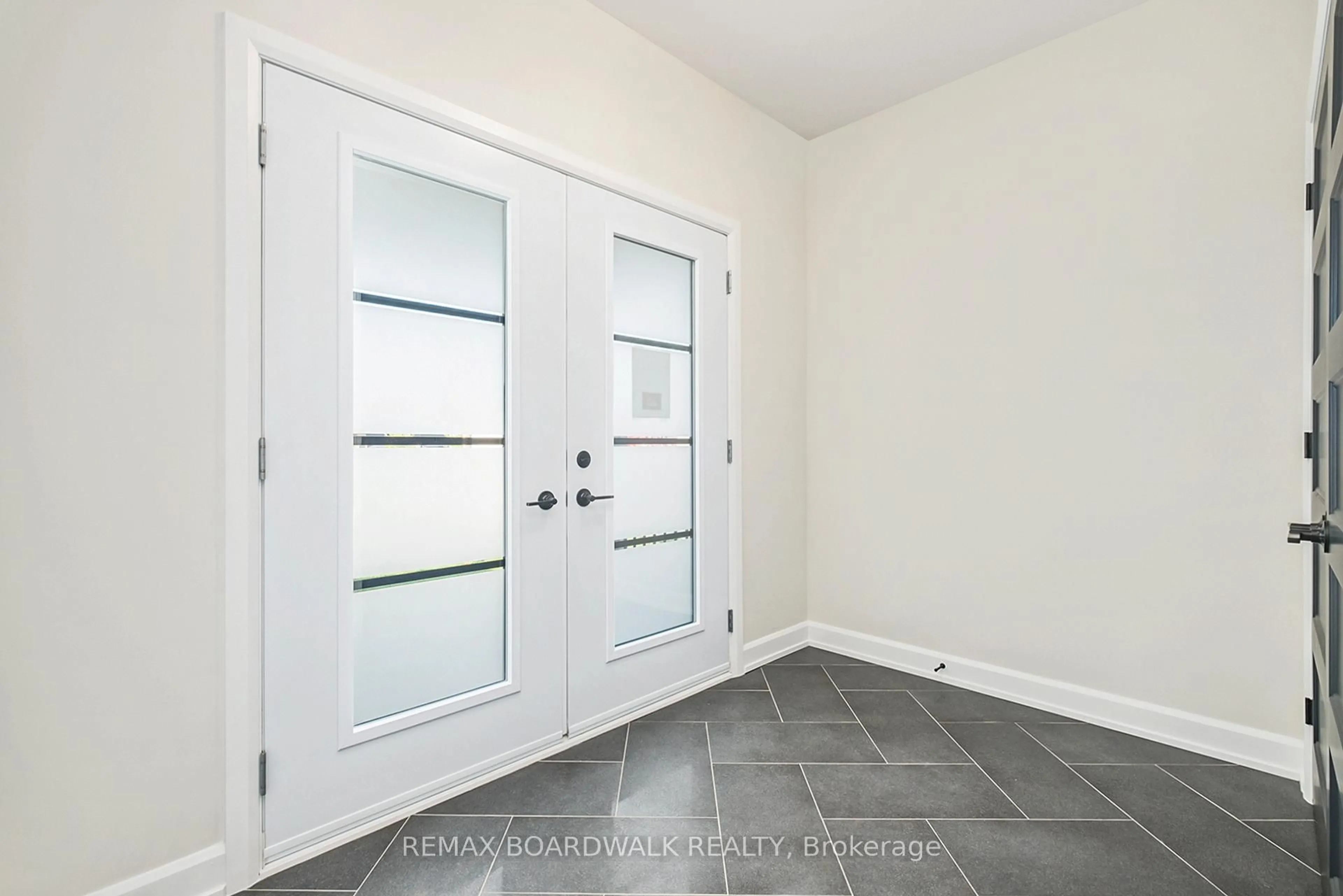 Indoor entryway for 1035 CHABLIS Cres, Russell Ontario K0A 1W0