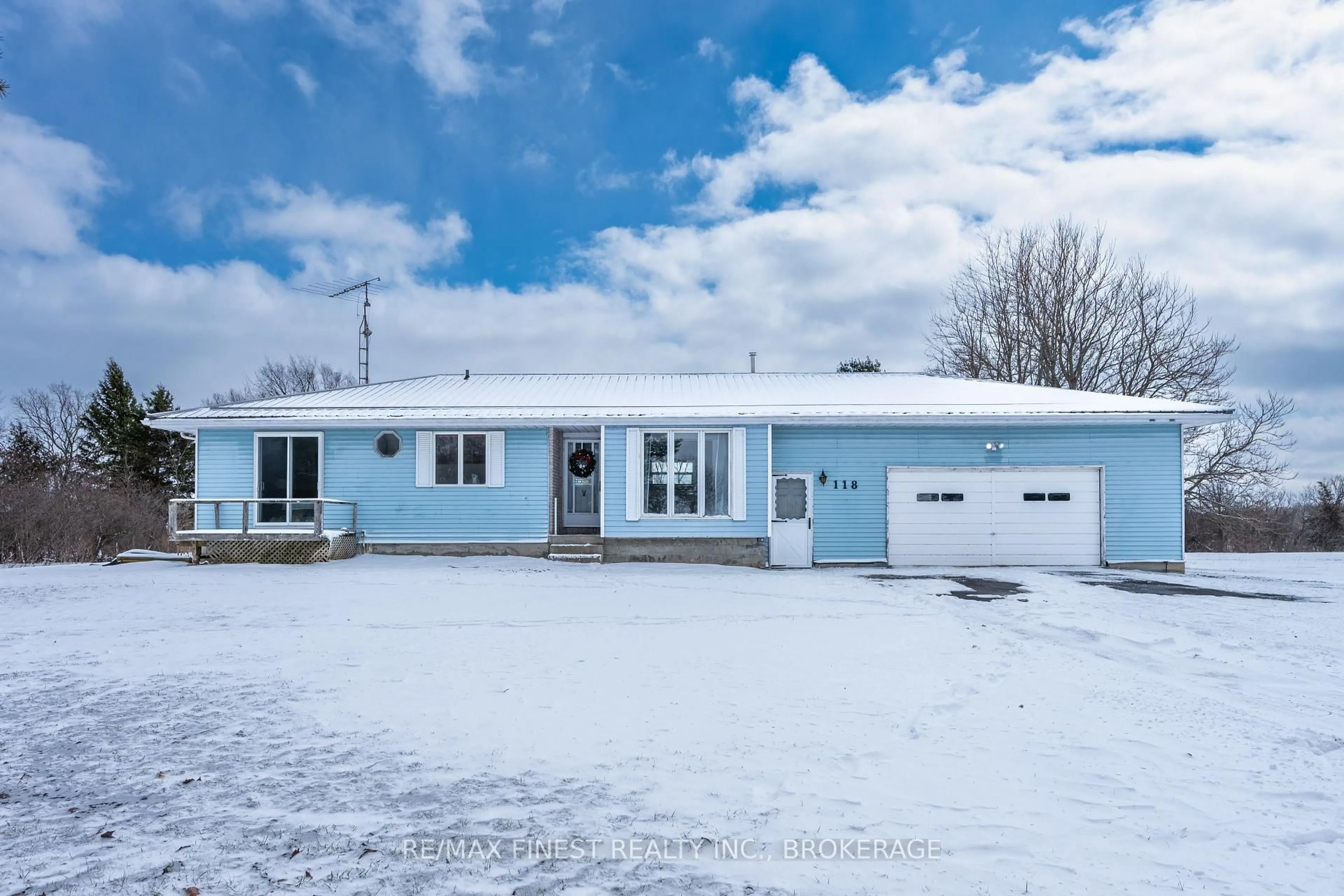 Home with vinyl exterior material, street for 118 Quabbin Rd, Leeds and the Thousand Islands Ontario K0E 1R0